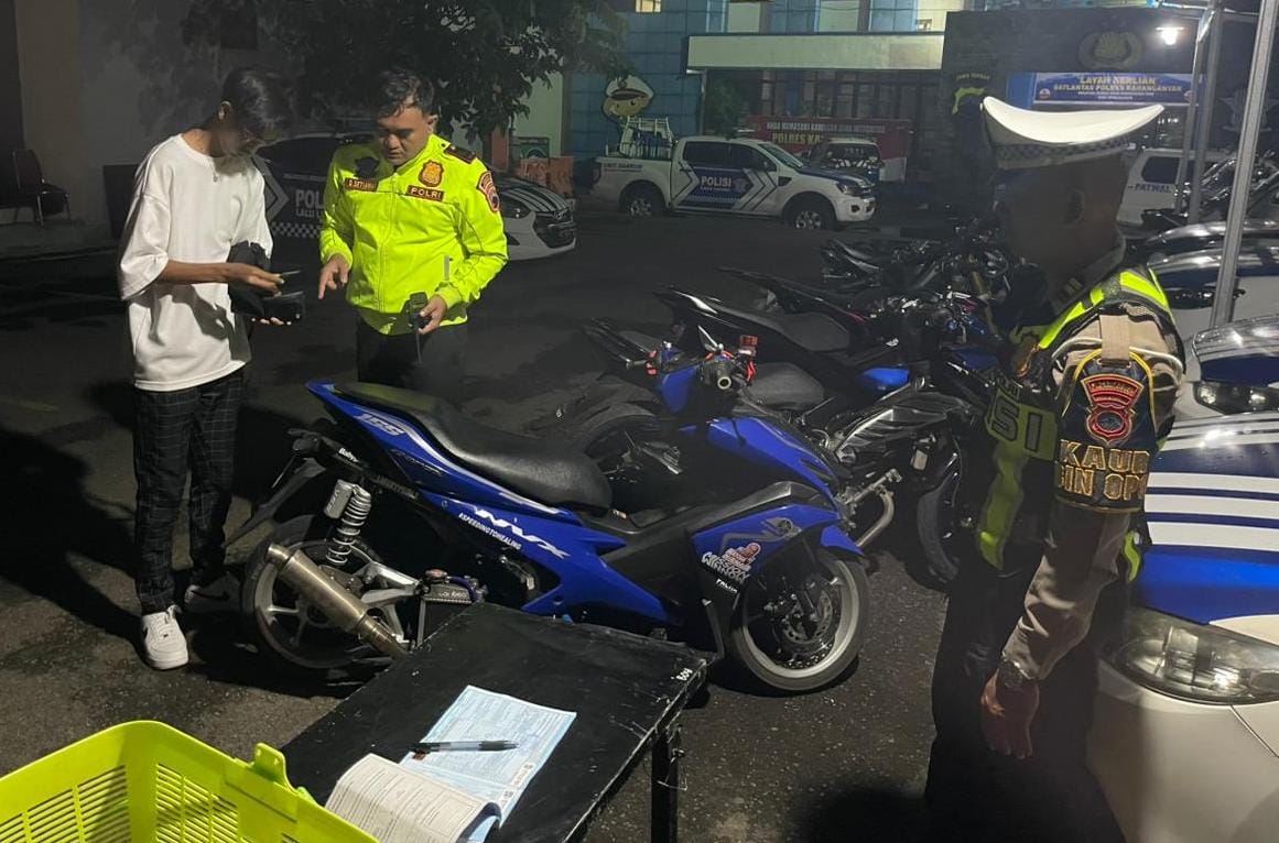 Sejumlah sepeda motor diamankan di kantor Satlantas Polres Karanganyar, Sabtu (31/1) malam.