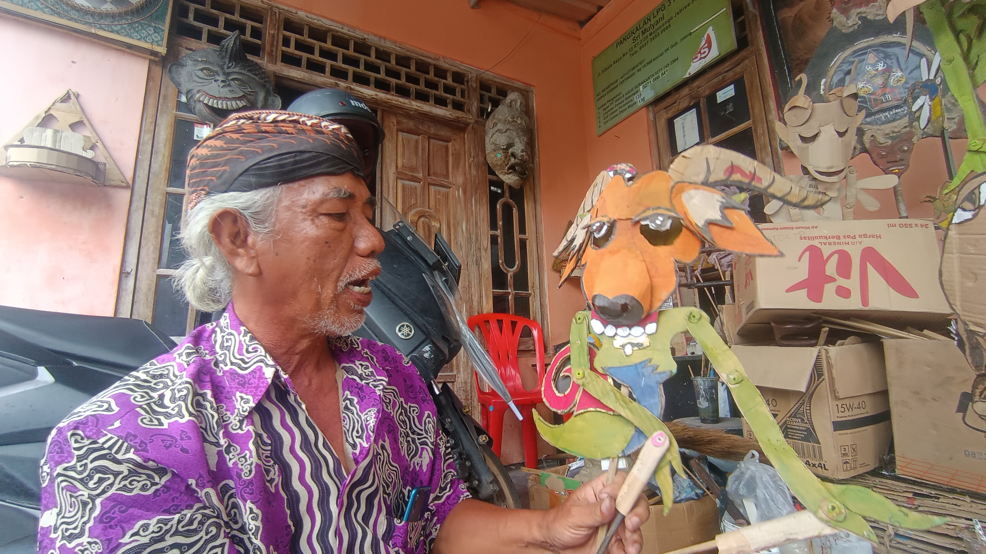 Rus Hardjanto alias Mbah Jentit menyuarakan isu lingkungan lewat wayang kardus. (A Chrtistian/Radar Solo)