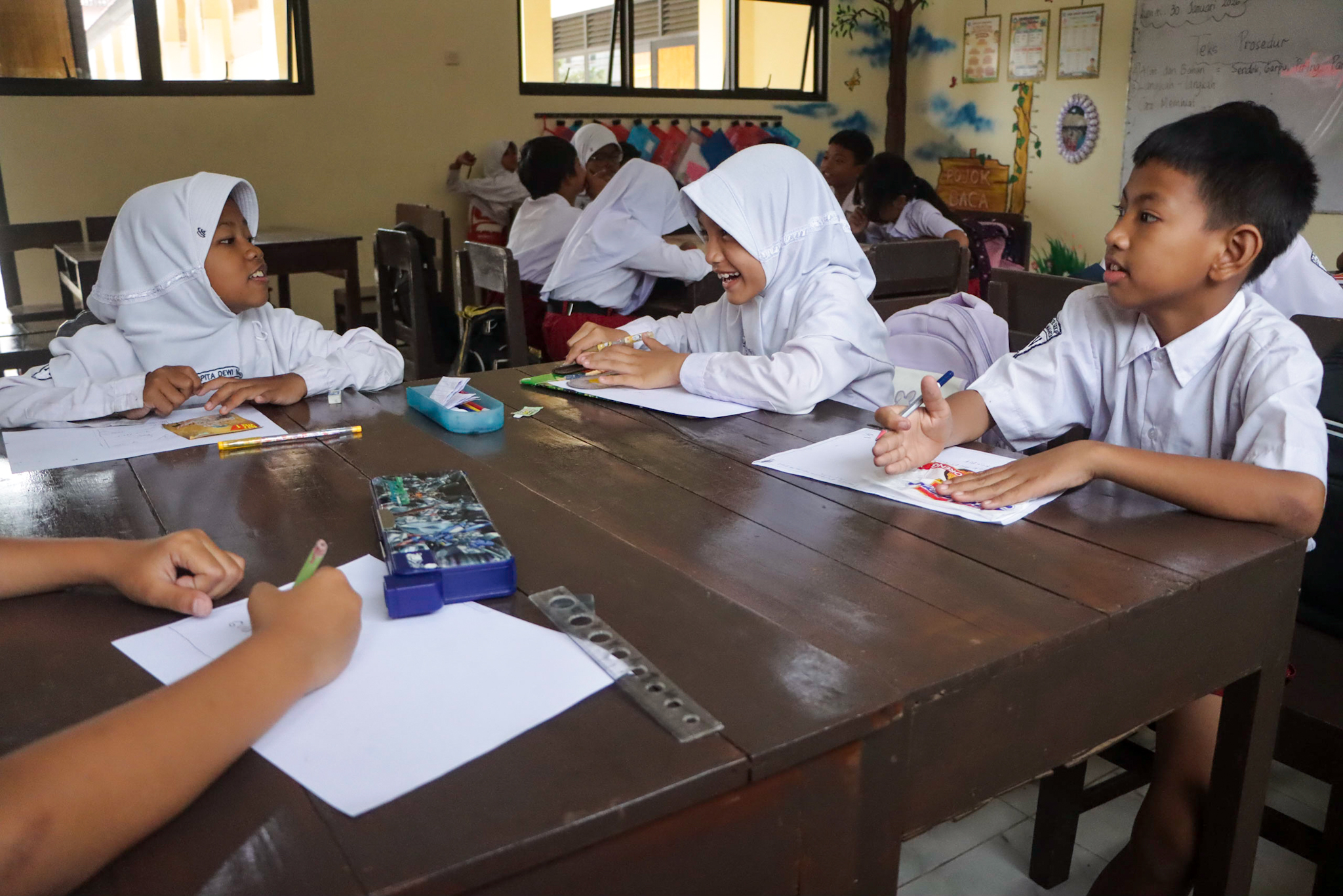 SIMBOLIS: Wali Kota Respati Ardi resmikan sejumlah sekolah hasil revitalisasi di Solo.