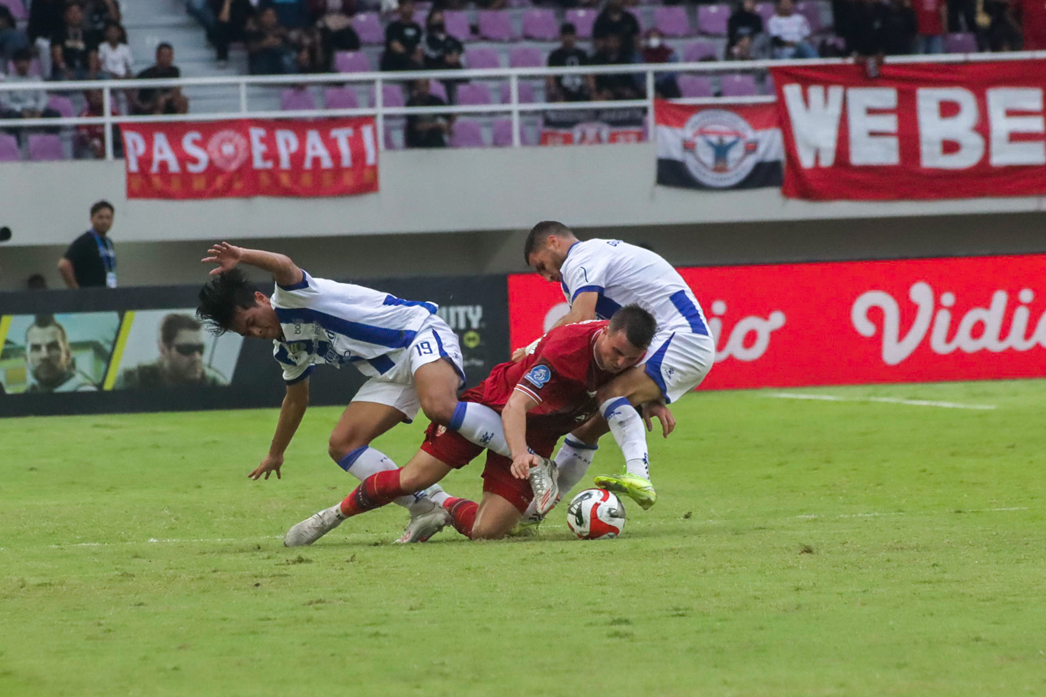 KALAH LAGI: Striker Persis Solo Roman Paparyha dijegal dua pemain Persib Bandung di Stadion Manahan, Sabtu (31/1).