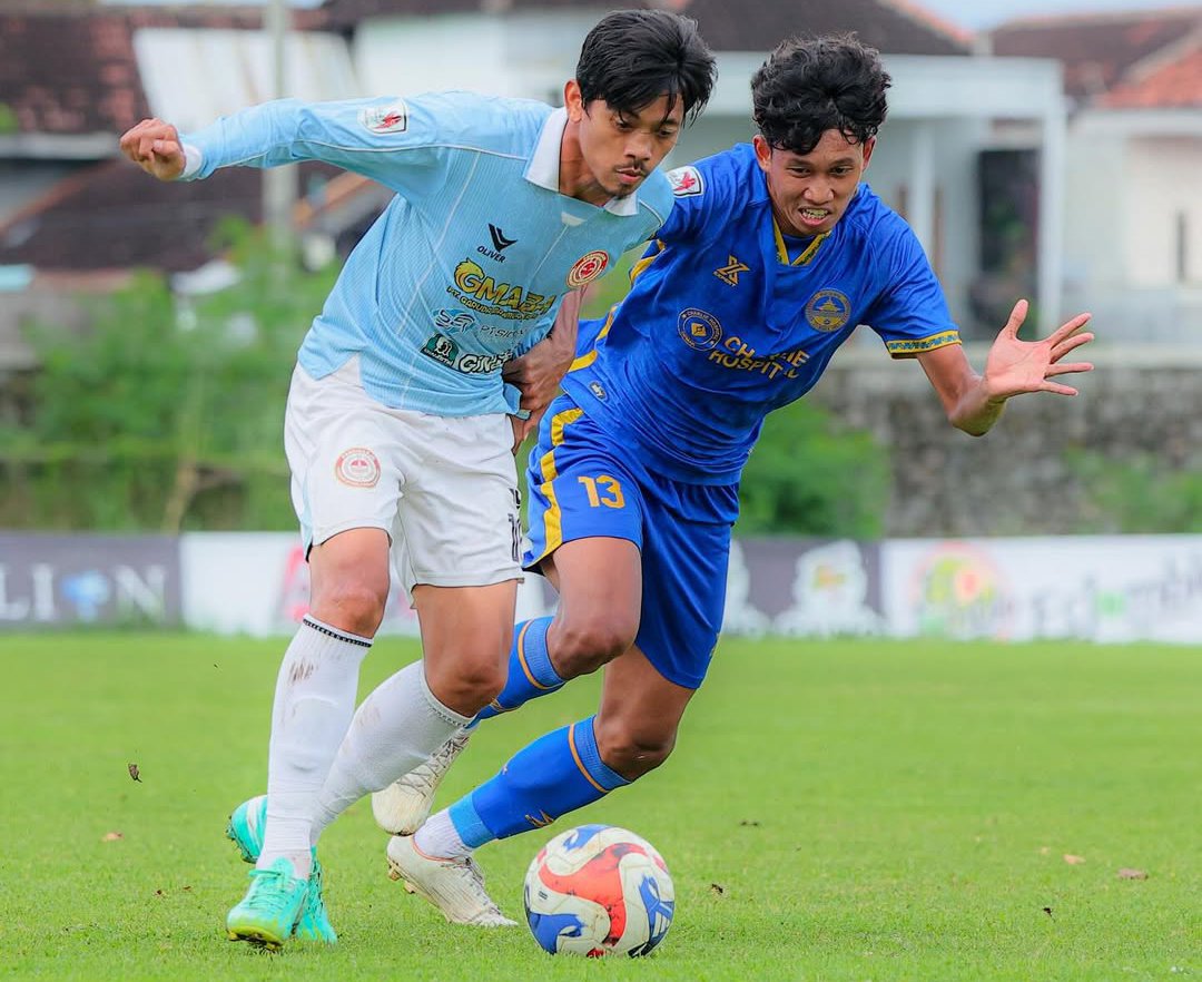 LAGA BERAT: Laga Persiharjo melawan PSD Demak di Stadion Gelora Merdeka, Sukoharjo, Minggu (1/2).