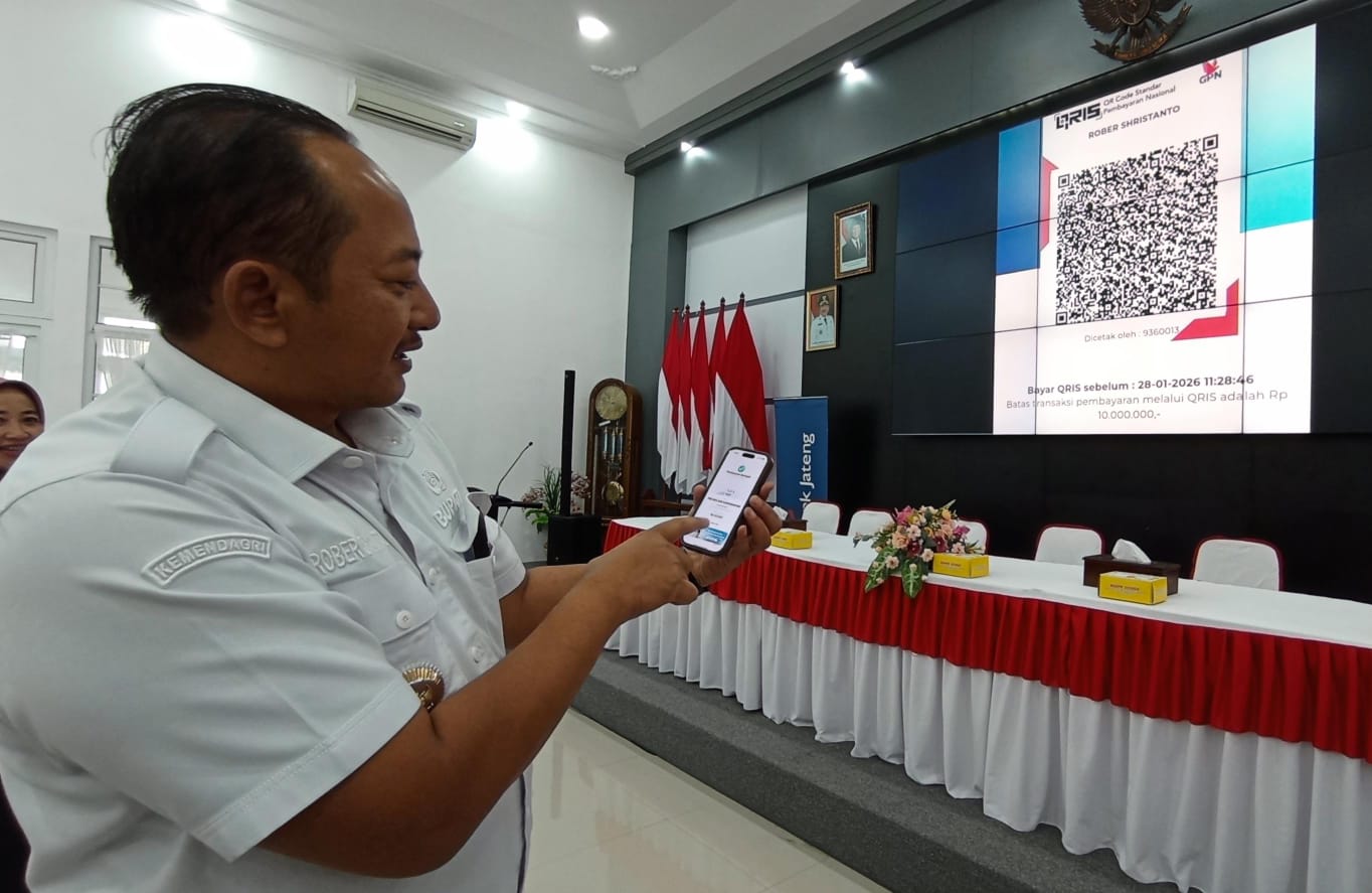 Bupati Karanganyar Rober Christanto saat melakukan pembayaran PBB melalui online.