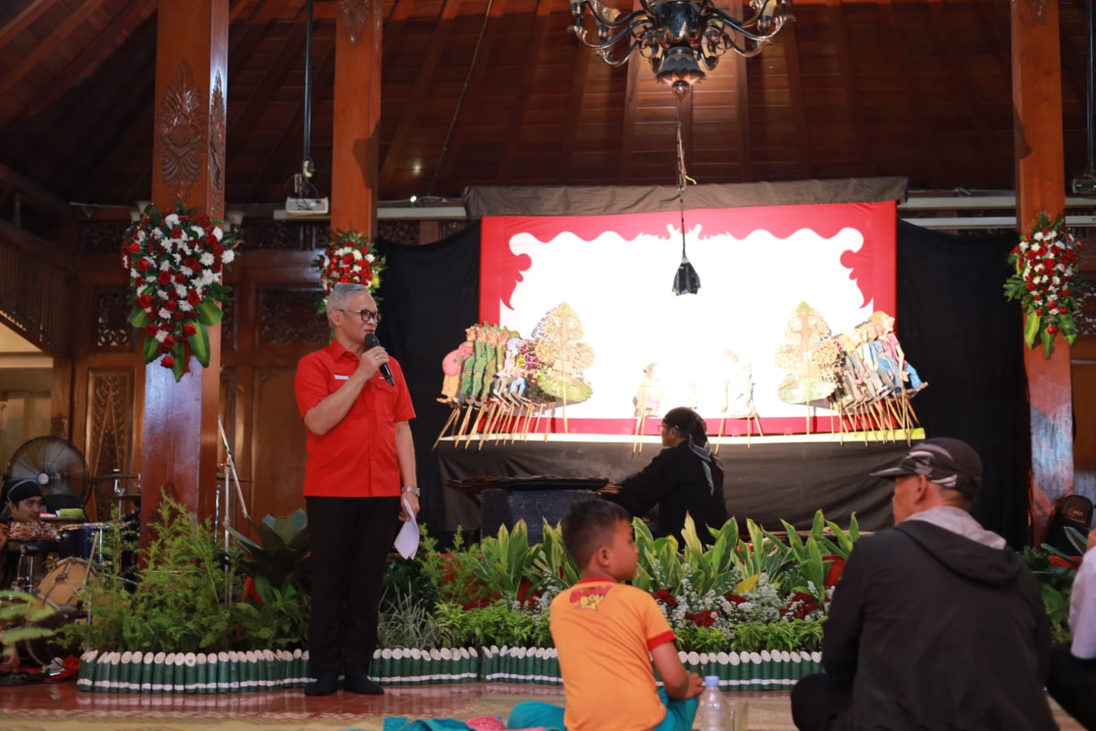 Ketua DPC PDIP Solo, Aria Bima saat membuka&nbsp;pagelaran Wayang Kampung Sebelah (WKS) sebagai puncak peringatan HUT ke-53 PDIP di&nbsp;Sasana Krida Mangkubumen,&nbsp;Sabtu (31/1/2026) malam.
