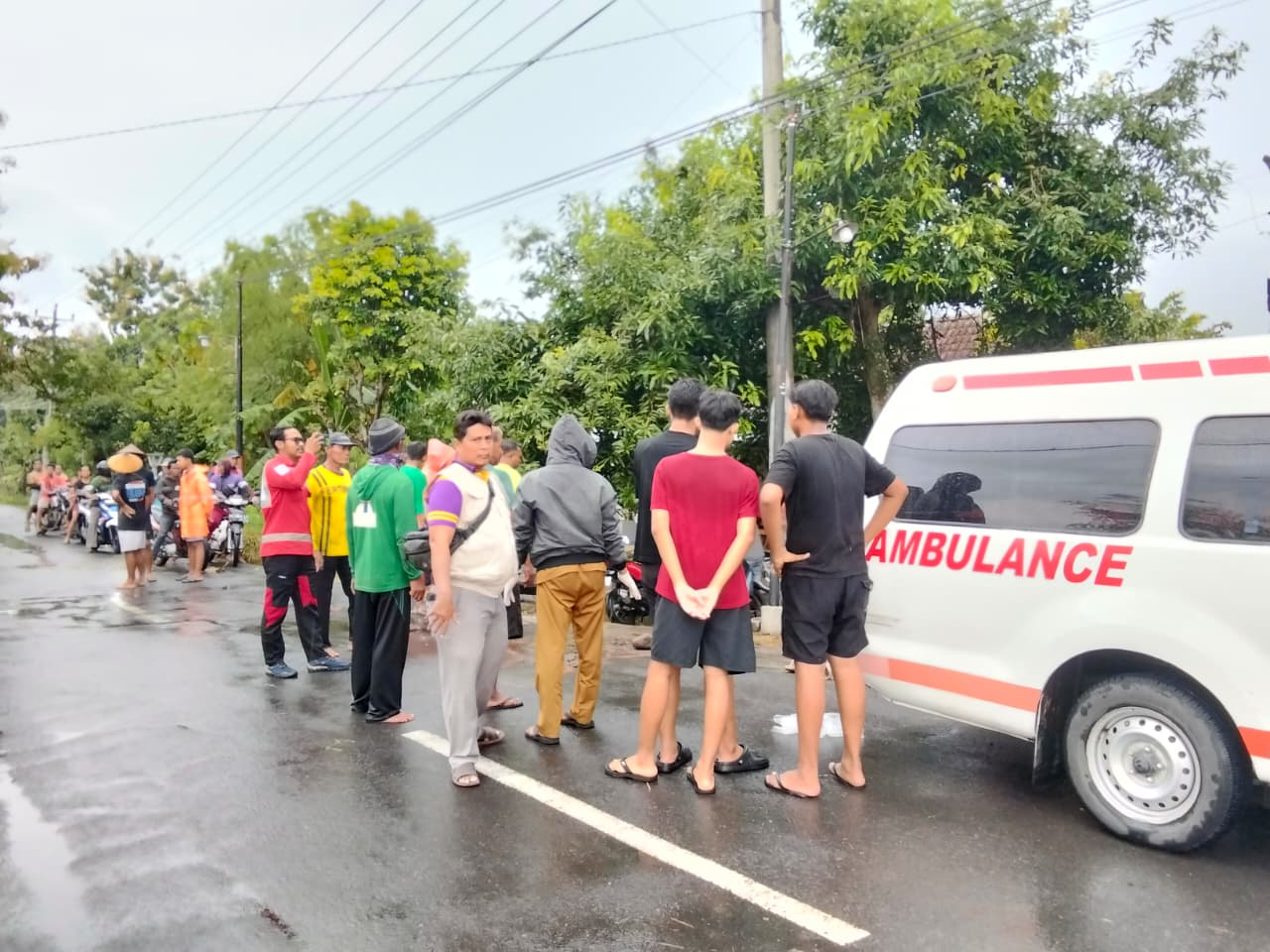 Warga menyemut di lokasi kecelakaan di Desa Gabus, Ngrampal, Sragen, Minggu (1/2/2026).