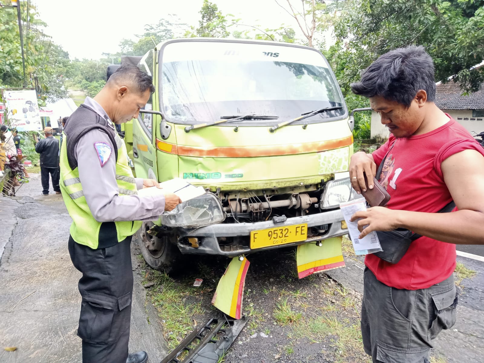 Truk yang terlibat kecelakaan dengan sepeda motor di Jalan Raya Jatisrono&ndash;Slogohimo, tepatnya di Dusun Sabuk, Desa Gunungsari, Kecamatan Jatisrono, Minggu (1/2/2026).