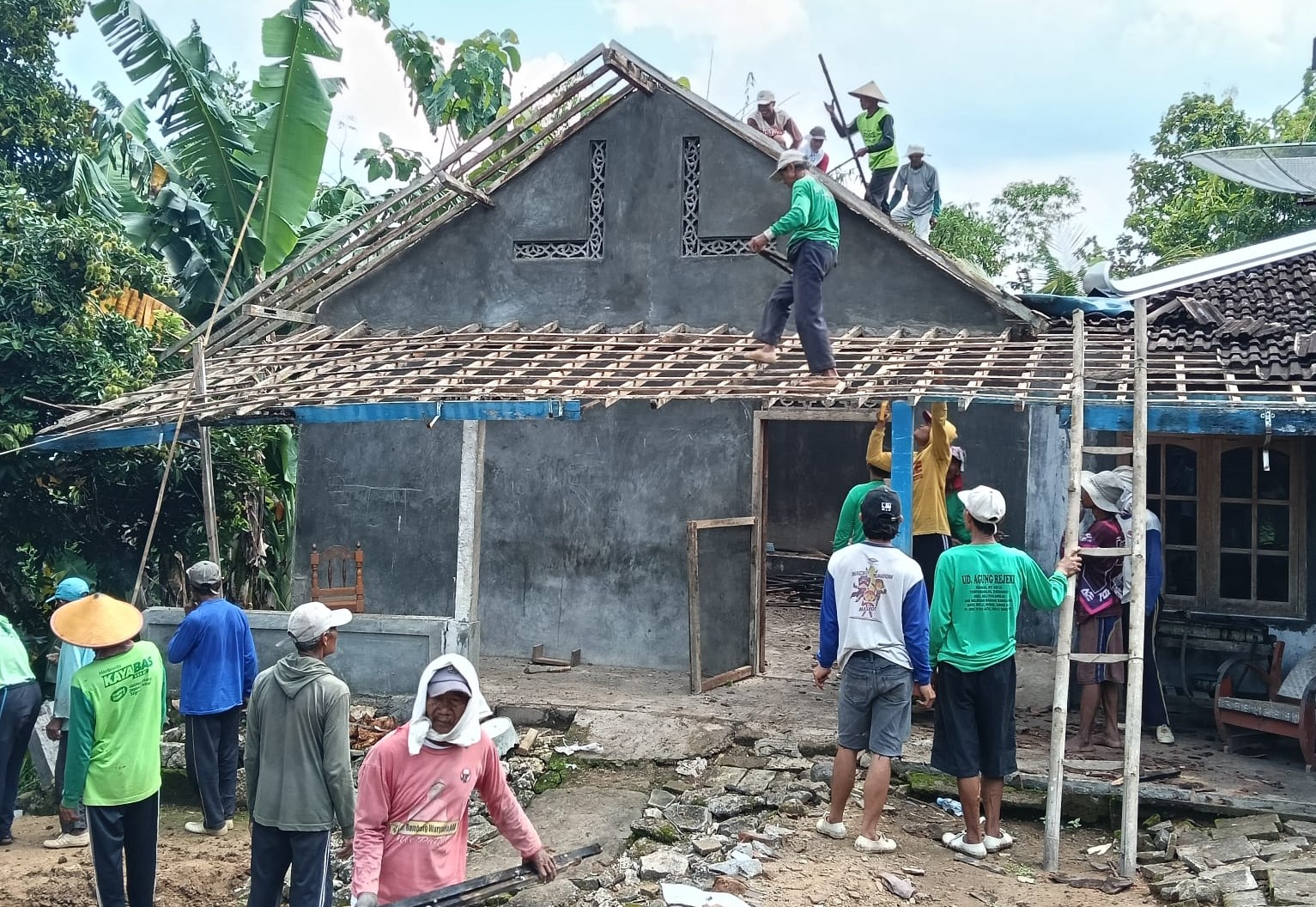 Warga bergotong royong memperbaiki rumah warga di Dusun Krakal RT 01 RW 10 Desa Tempurharjo, Kecamatan Eromoko, Wonogiri yang  terdampak tanah ambles, Sabtu (31/1/2026).
