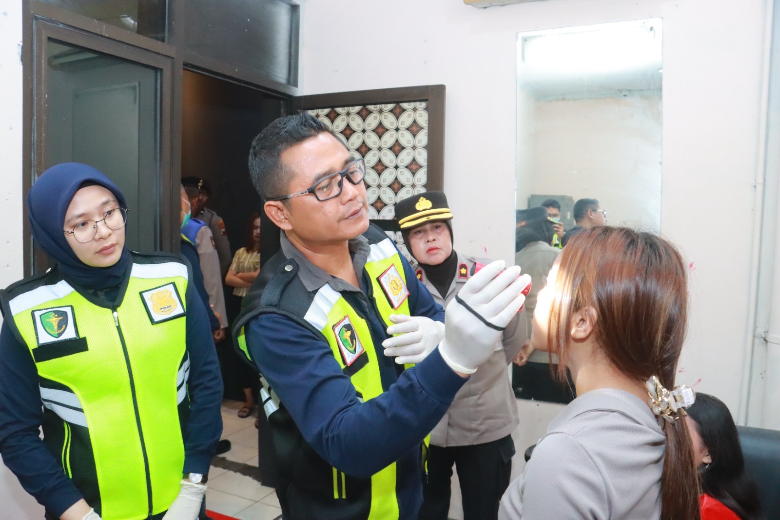 Petugas melakukan tes narkotika terhadap delapan orang pemandu lagu (lady companion/LC) yang bekerja di tempat hiburan karaoke.