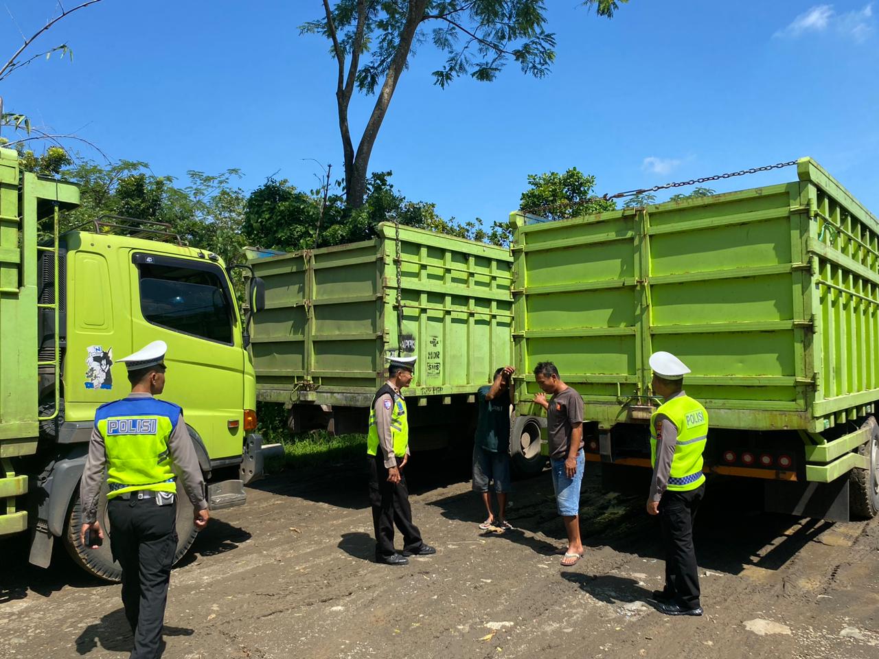 Ilustrasi anggota Satlantas Polres Wonogiri melakukan sosialisasi pembatasan operasional truk sumbu 3 baru-baru ini.