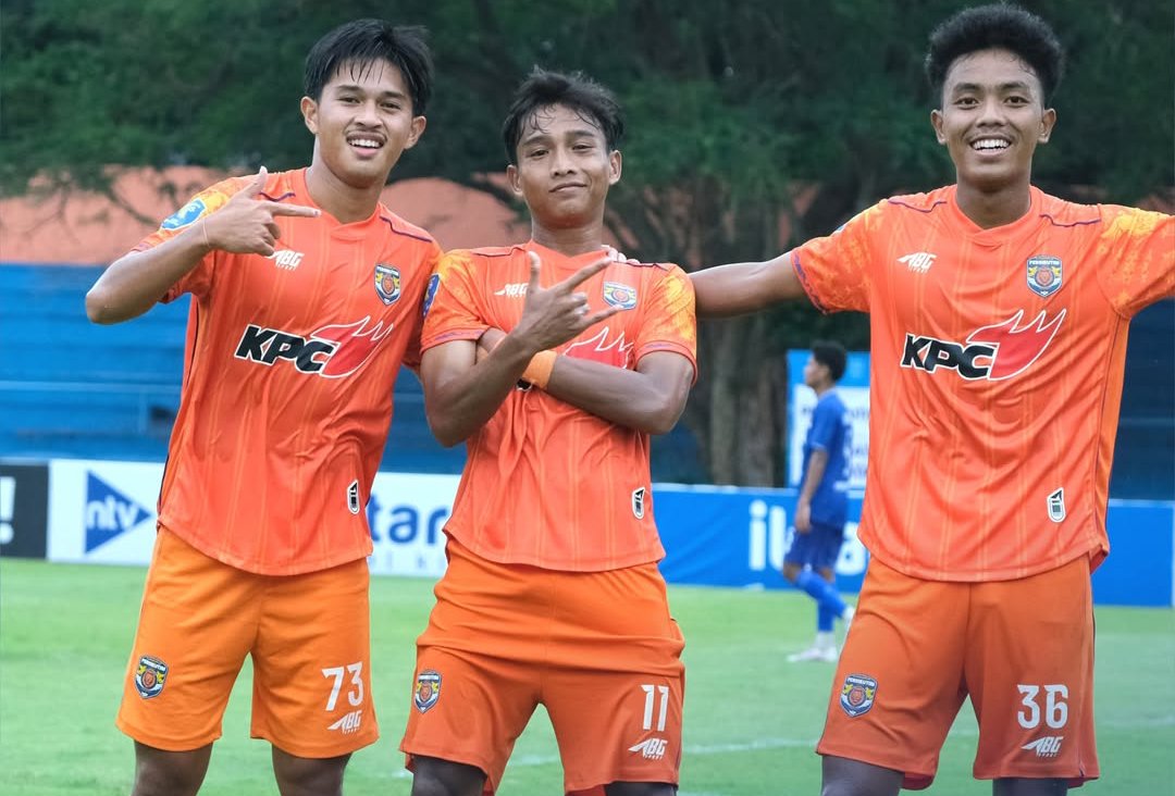 DAG-DIG-DUG: Pertandingan Persikutim United melawan Persebata Lembata di Stadion UNS, kemarin (2/2).