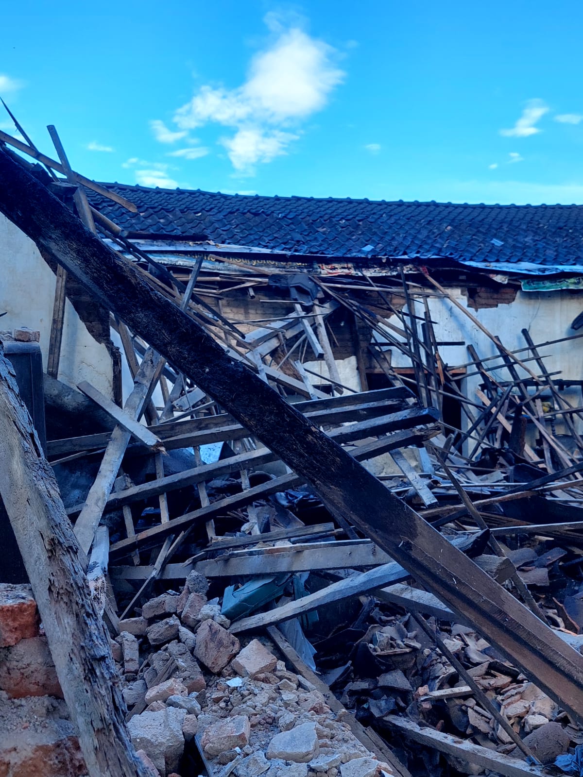 Rumah roboh di Jambon RT 1 RW 5, Desa Ngadirejo, Kecamatan Kartasura, Kabupaten Sukoharjo, hingga menewaskan seorang lansia pada Senin (2/2) pagi.