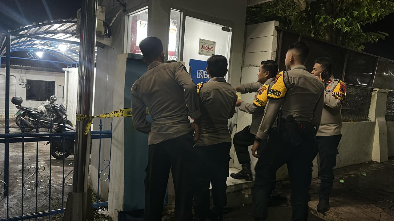 Polisi melakukan olah TKP di ATM depan Satlantas Polres Wonogiri beberapa waktu lalu.