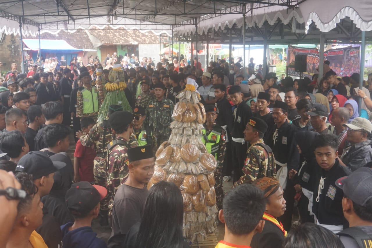 Gunungan legondo dan intip yang diperebutkan dalam tradisi Kirab Haul Ke-315 Ki Ageng Perwito di Desa Ngreden, Wonosari, Klaten, Minggu (1/2/2026). (Angga Purenda/Radar Solo)