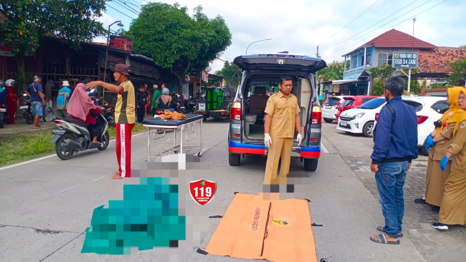Relawan evakuasi korban kecelakaan maut di Jalan Gemolong-Sragen depan Puskesmas Tanon 2, Dukuh Sawit, Desa Karangasem, Kecamatan Tanon, Senin (2/2/2026) pagi. (Dok.PSC 119 Sukowati)
