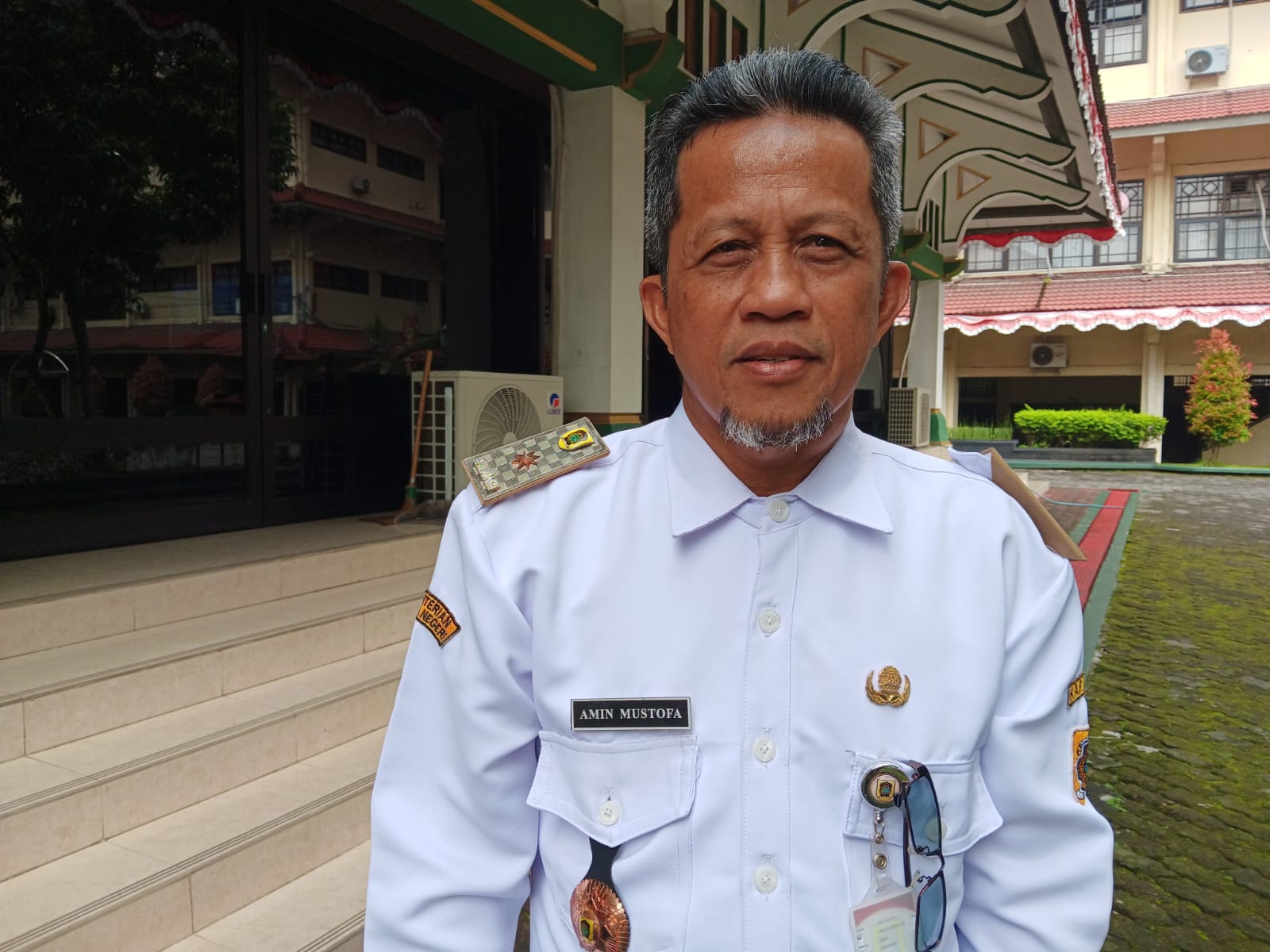 Kepala Disdukcapil Klaten Amin Mustofa. (Angga Purenda/Radar Solo)