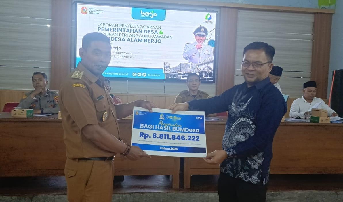 Kepala desa Berjo, Dwi Haryanto, saat menerima secara simbolis capaian pengelolaan dari Direktur BUMDes, Sularno. (Rudi Hartono/Radar Solo)