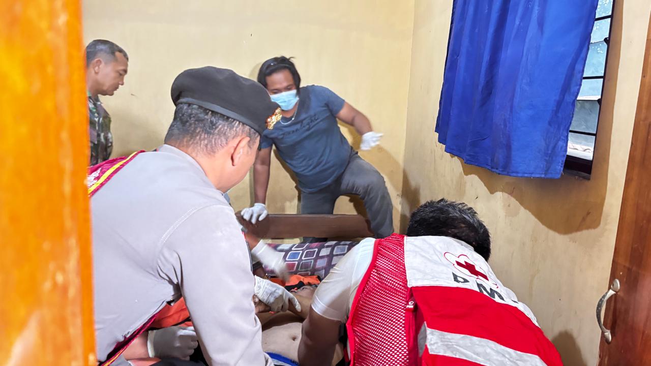 Polisi dan relawan mengevakuasi jasad pria di sebuah hotel di Kota Sragen, Senin (2/2/2026) siang. Diduga meninggal usai konsumsi obat kuat. (Ahmad Khairudin/Radar Solo)