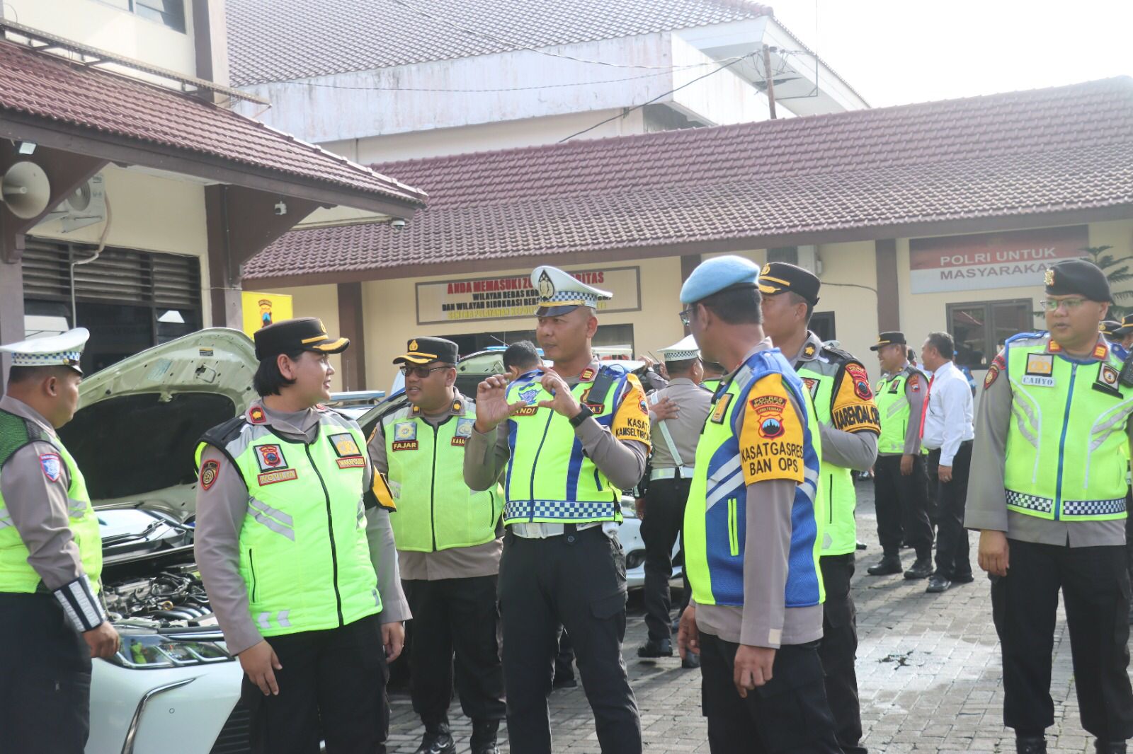 Pengecekan kendaraan operasional di sela apel yang menandai digelarnya Operasi Keselamatan Candi 2026 di halaman Mapolres Boyolali, Senin (2/2/2026).