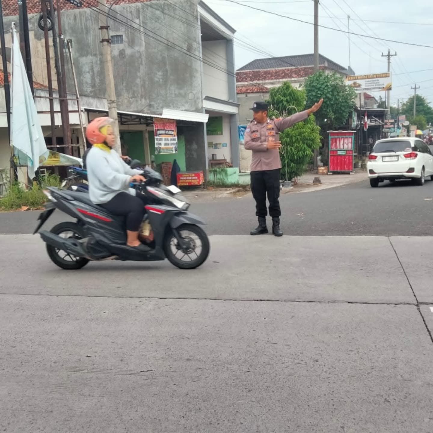 Ilustrasi polisi di Sukoharjo mengatur arus lalu lintas di jalur padat kendaraan.