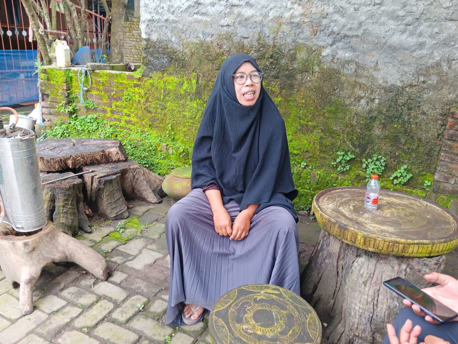 Titik Tiwuk gigih merawat lansia yang terlantar. (Angga Purenda/Radar Solo)