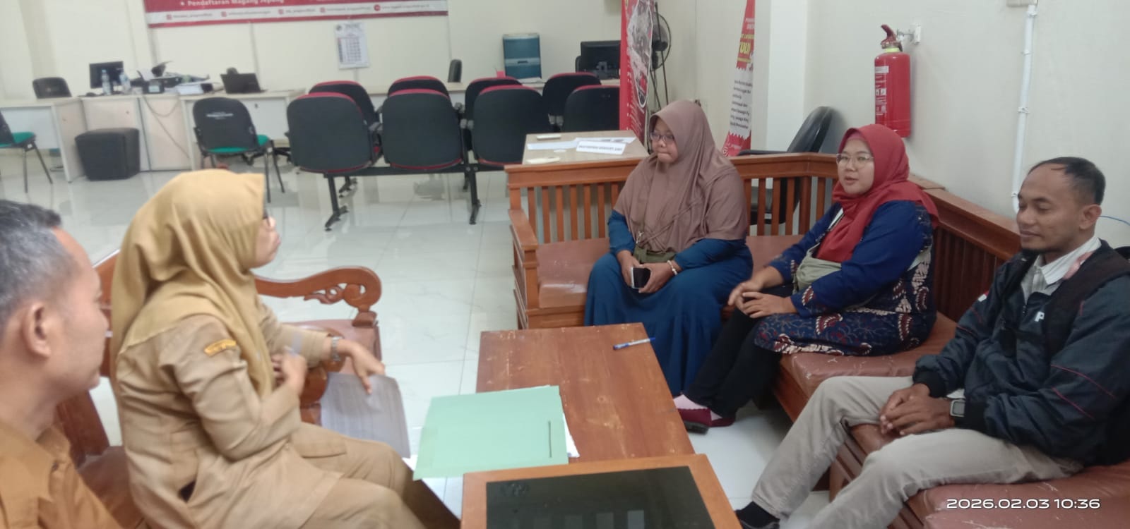 Korban penipuan penyalur TKA melapor ke Disnaker Sragen, Selasa (3/2/2026). (Ahmad Khairudin/Radar Solo)