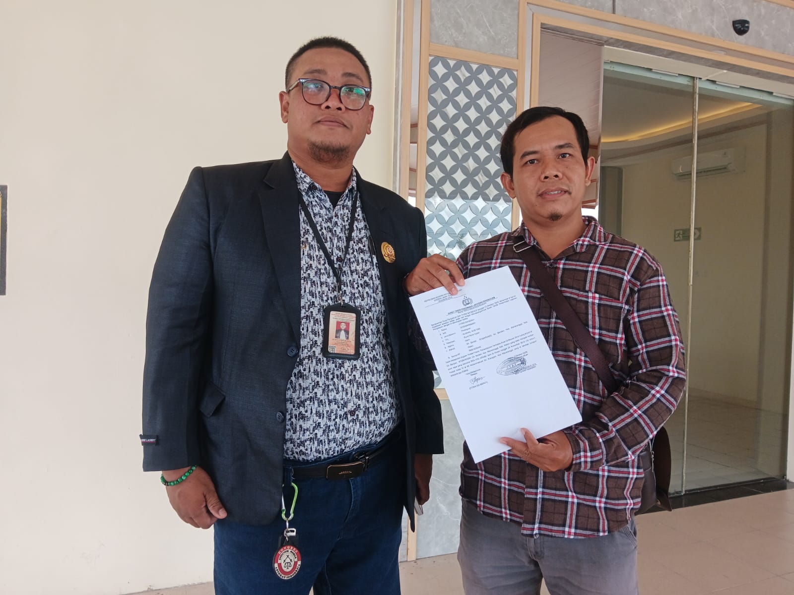 Beni Dwi Saputra, Penasihat hukum korban tunjukan surat tanda penerimaan laporan pengaduan di Mapolres Klaten, Selasa (3/2/2026).