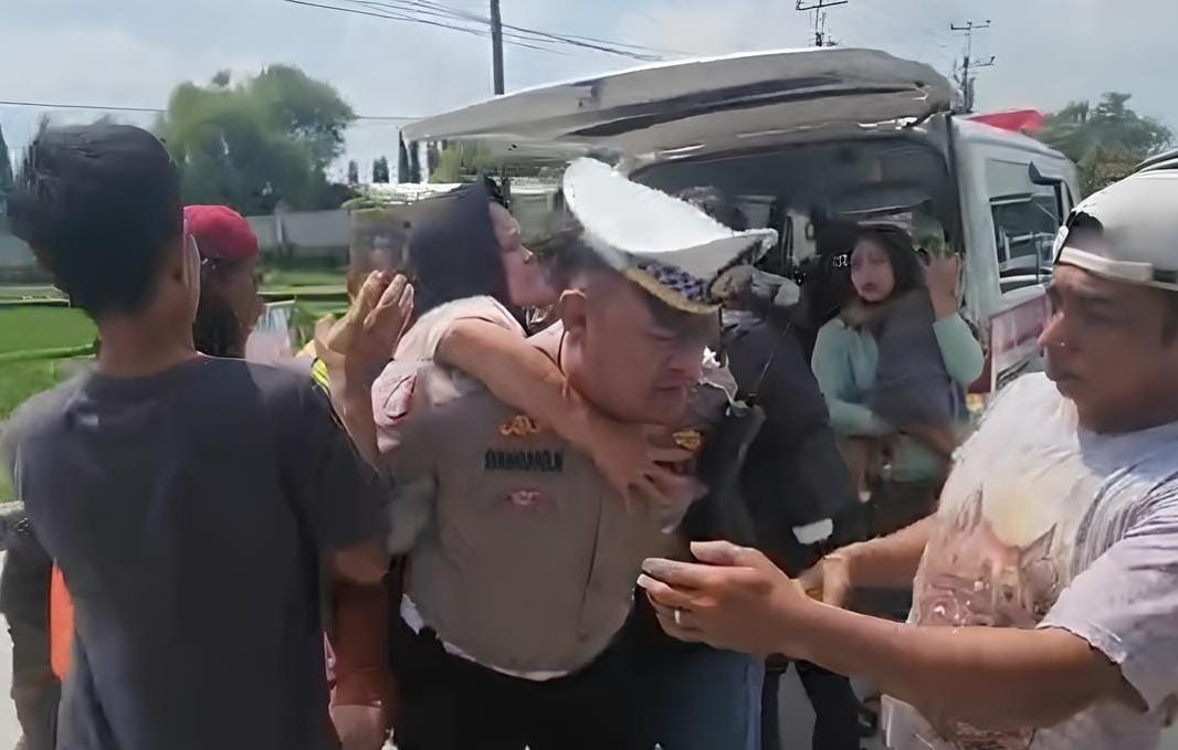 Personel Satlantas Polres Karanganyar mengevakuasi korban kecelakaan di Pulosari, Kebakkramat, Karanganyar, Selasa (3/2/2026). (Rudi Hartono/Radar Solo)