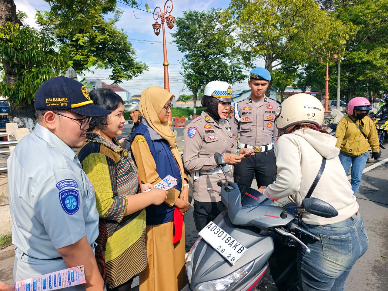 Petugas Satlantas Polres Sukoharjo dan Dishub periksa kelengkapan pengendara saat Operasi Keselamatan Candi 2025, Selasa pagi (3/2).