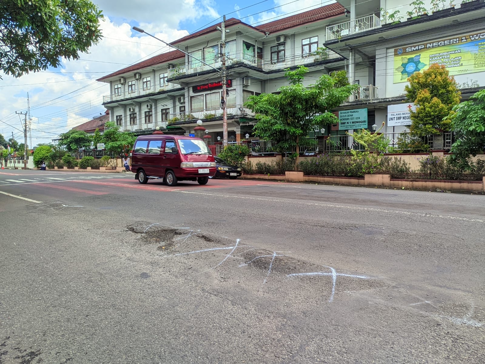 Kondisi jalan yang bergelombang di depan SMPN 1 Wonogiri, Selasa (3/2/2026).