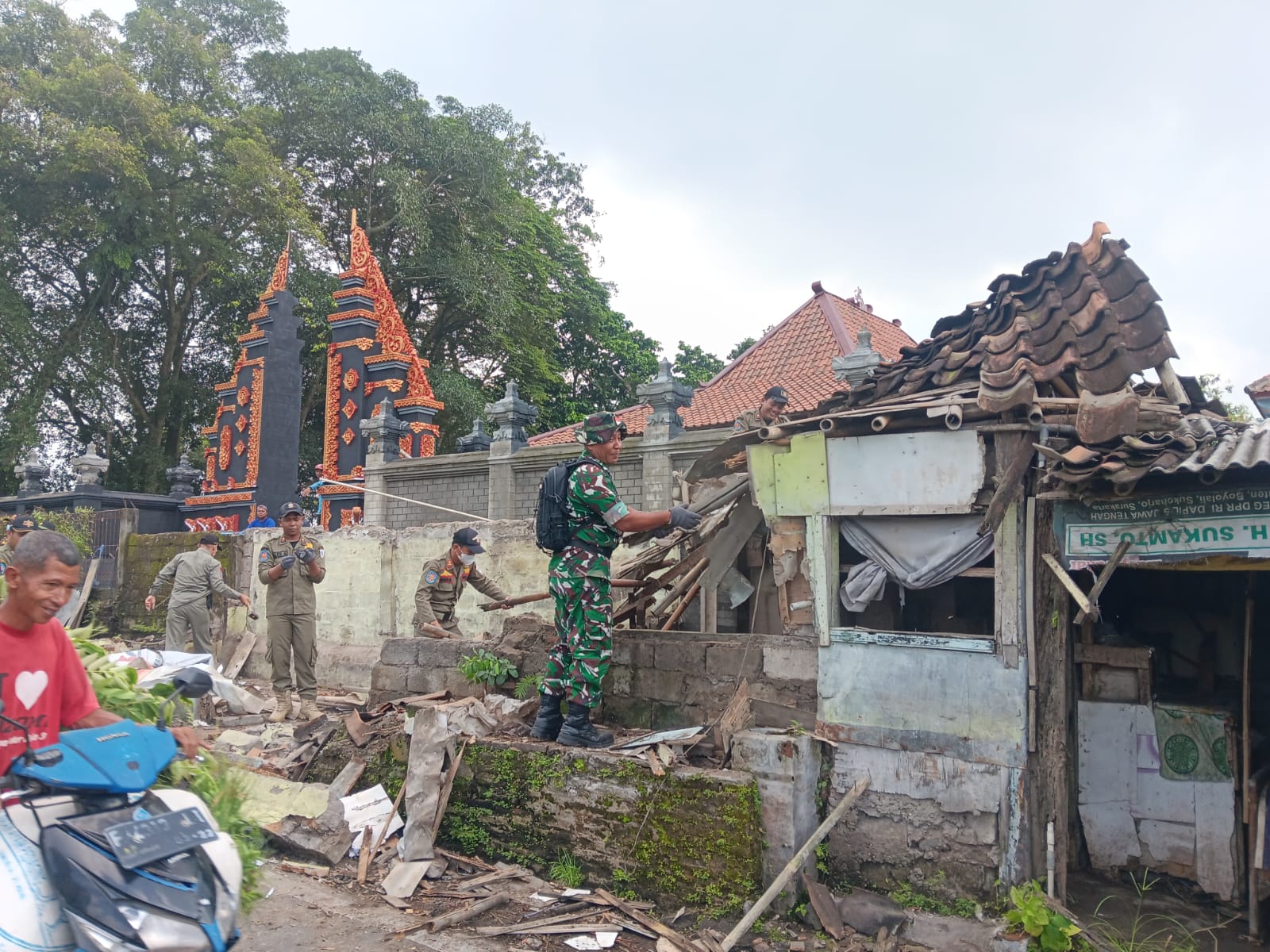 Tim gabungan bongkar paksa bangunan liar di Desa Ngrundul, Kecamatan Kebonarum, Klaten yang jadi sarang prostitusi.
