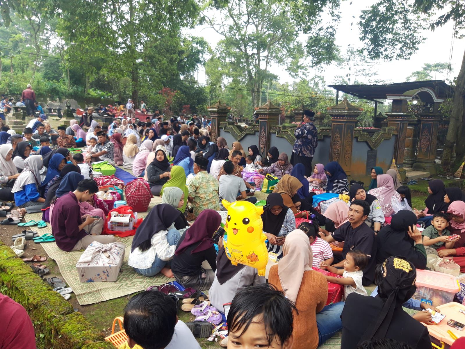 Warga Dukuh Mlambong, Desa Sruni, Kecamatan Musuk, Boyolali mengikuti tradisi Sadranan jelang Ramadhan, Selasa (3/2/2026).