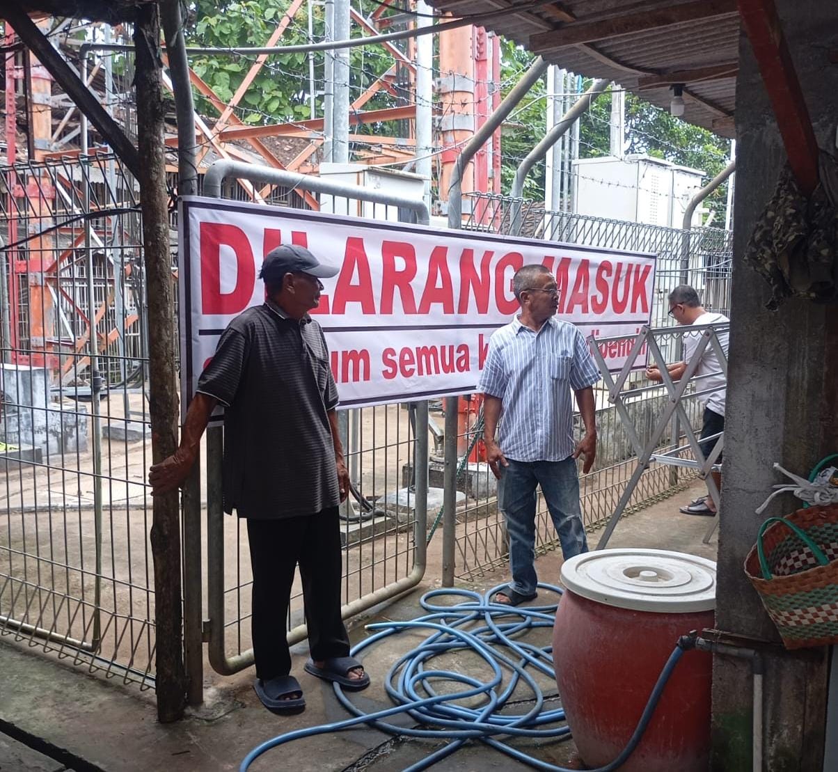 Warga menyegel tower telekomunikasi di Dusun Giribelah RT 01 RW 07, Desa Jatirejo, Kecamatan Giritontro, Wonogiri baru-baru ini.
