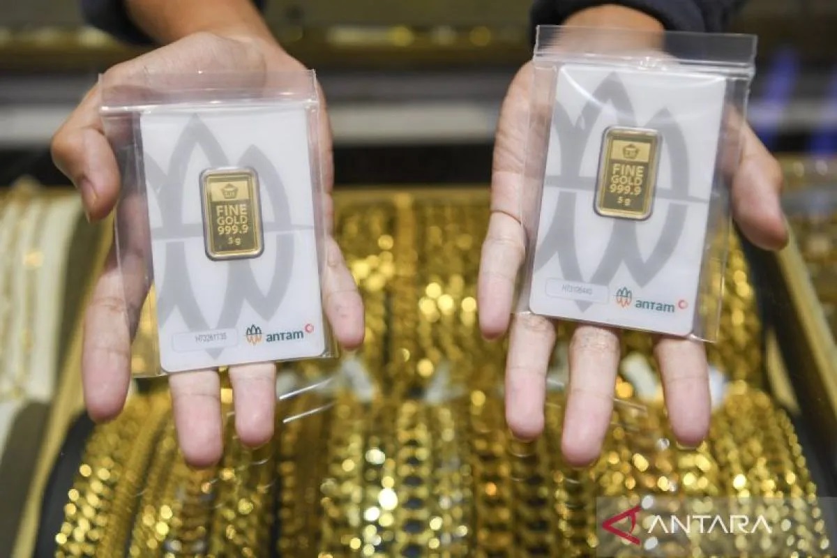 Harga Emas Antam Hari Ini 4 Februari 2026 melonjak Rp 102 ribu ke Rp 2,94 juta per gram. Cek daftar lengkap dan pajaknya.