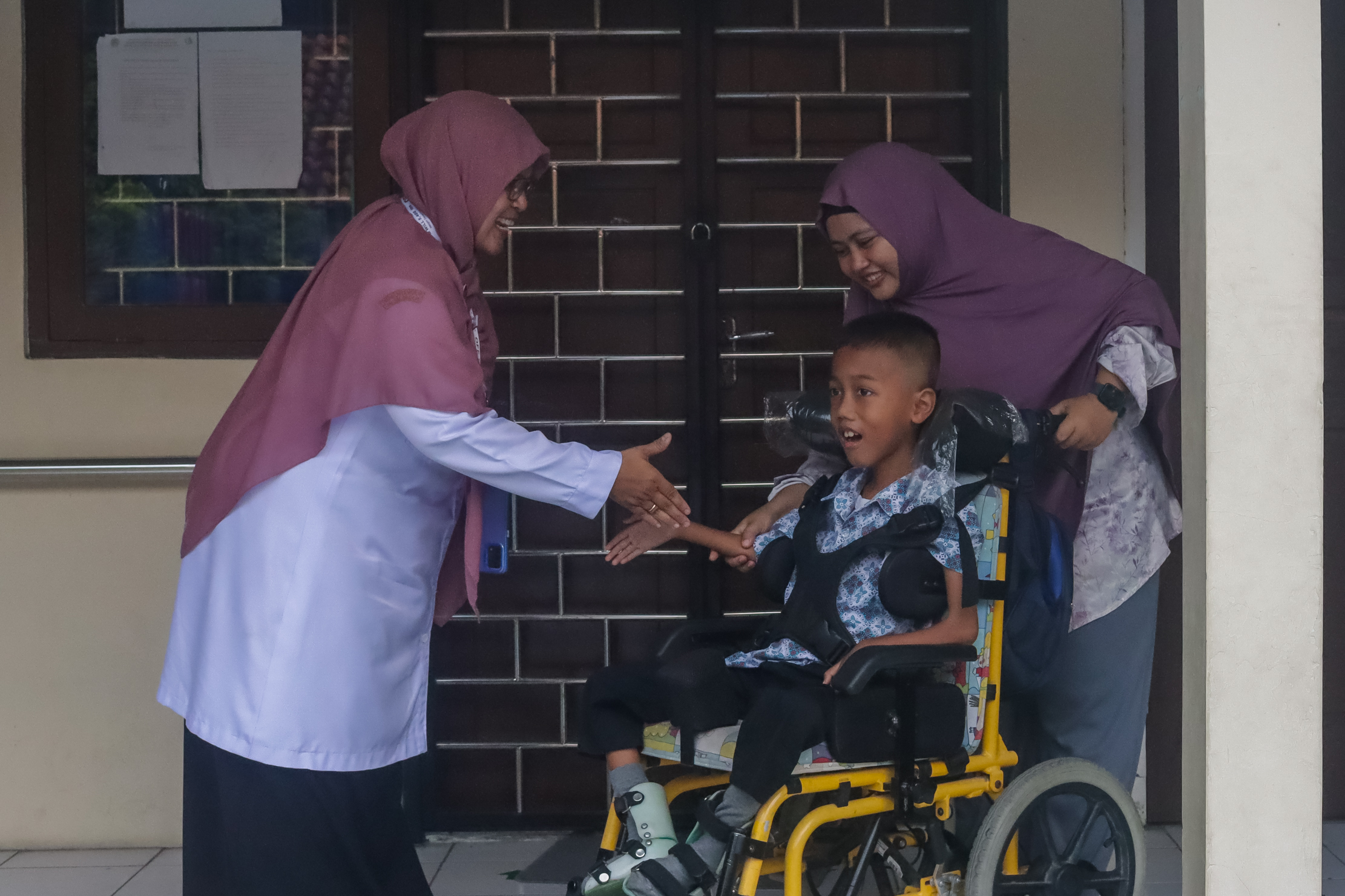 Ilustrasi guru menyalami siswa anak berkebutuhan khusus (ABK) di SLBN Solo, belum lama ini.