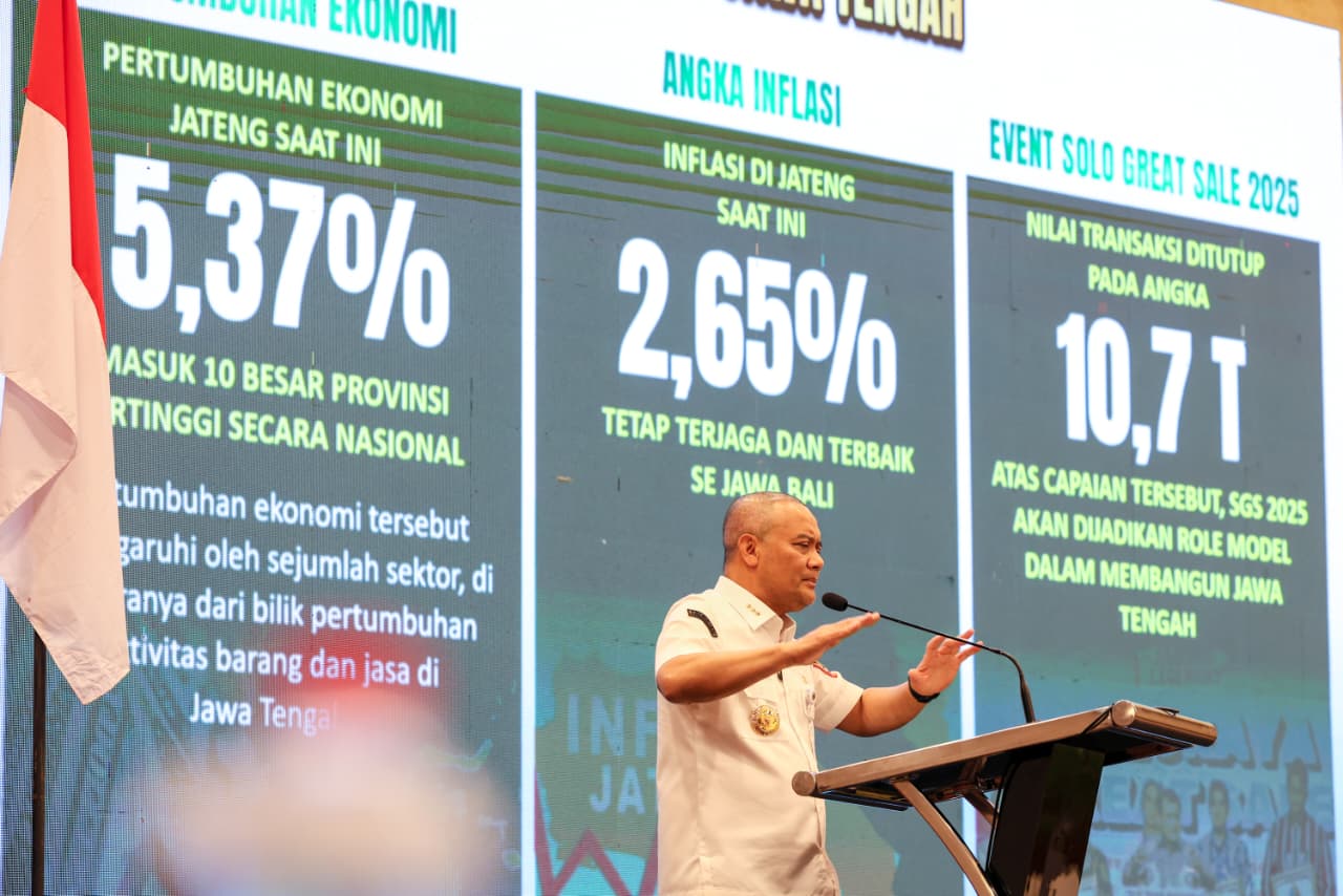 Gubernur Jawa Tengah Ahmad Luthfi beri paparan dalam acara Outlook Ekonomi Soloraya 2026 di The Sunan Hotel Kota Surakarta, Rabu (4/2/2026).