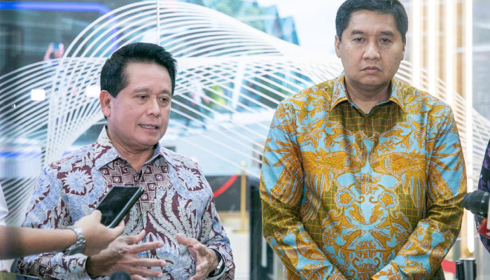 Menteri Perumahan dan Kawasan Permukiman (PKP) Maruarar Sirait (kanan) bersama&nbsp;Direktur Utama BRI Hery Gunardi.