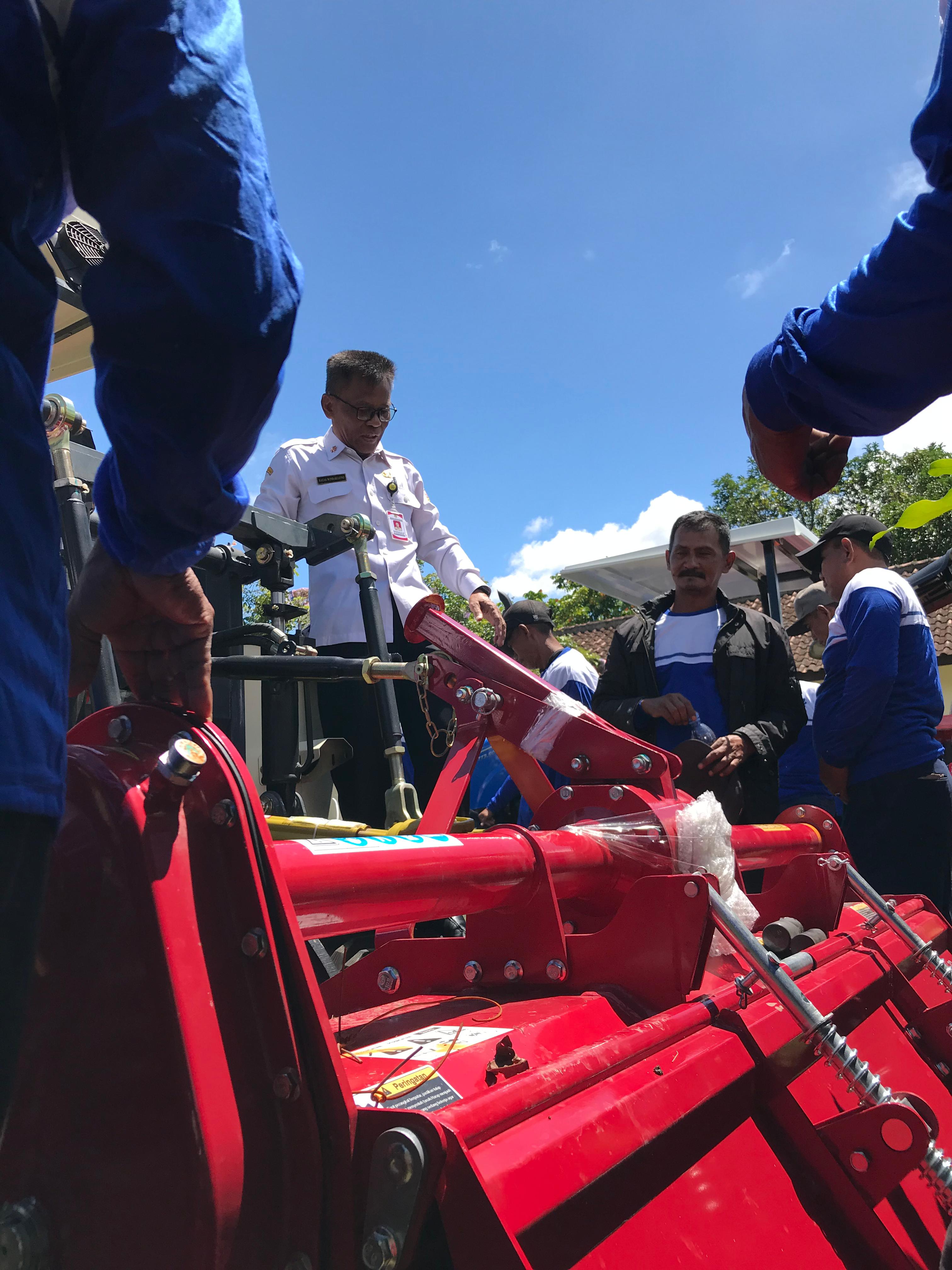 Kepala Dispertanikan Sukoharjo Bagas Windaryatno jajal bantuan alsintan jenis rotavator, belum lama ini.