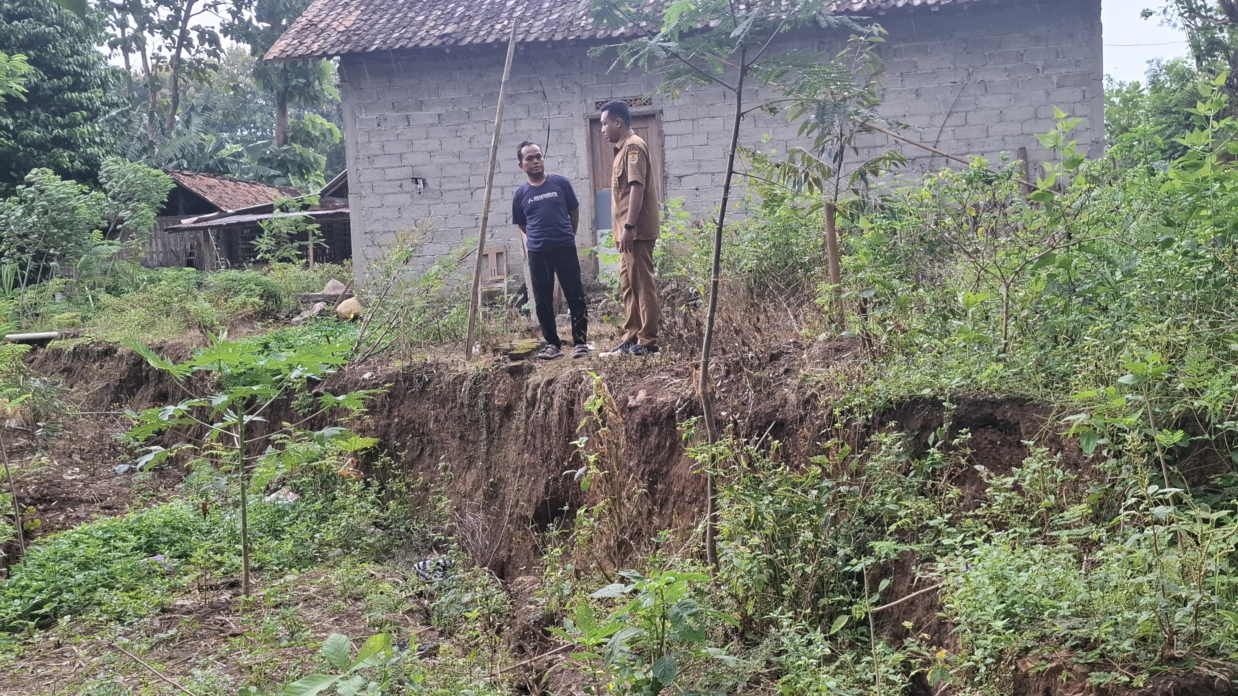 Fenomena tanah gerak di Desa Sambi, Kecamatan Sambirejo, Kabupaten Sragen. (Ahmad Khairudin/Radar Solo)