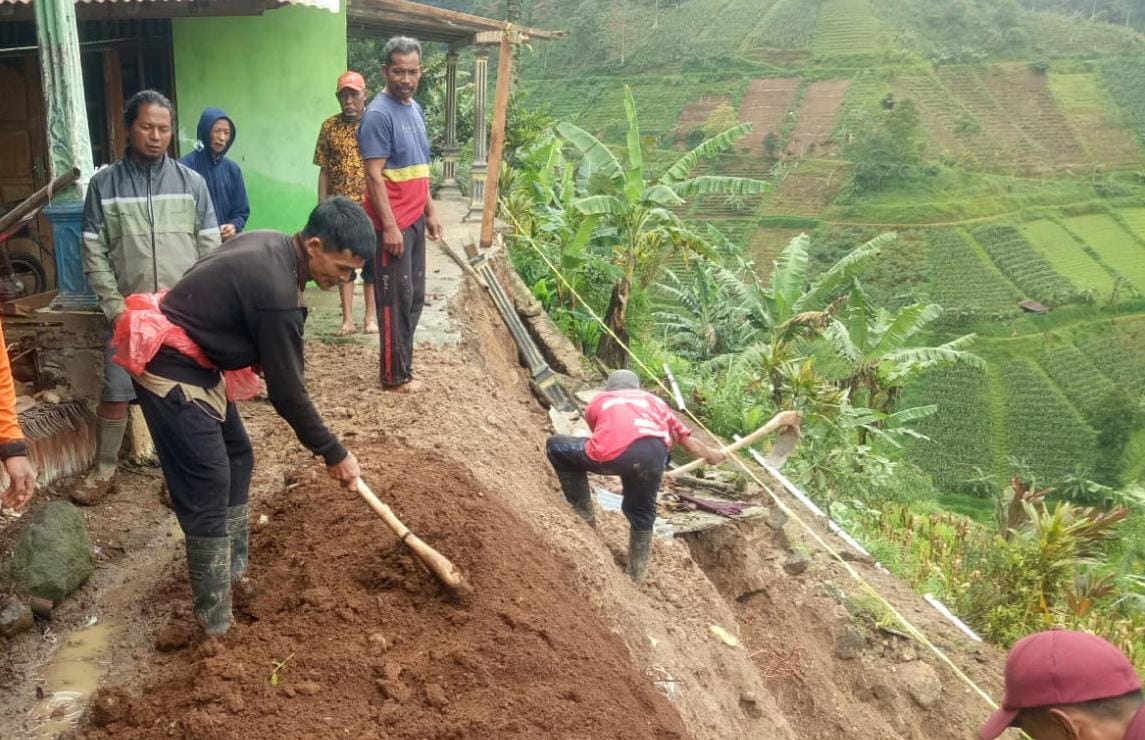 Kondisi talut di Dusun Tawang RT 01 RW 08, Desa Wonorejo, Kecamatan Jatiyoso, Karanganyar yang longsor, Selasa (3/2/2026) malam. (Rudi Hartono/Radar Solo)