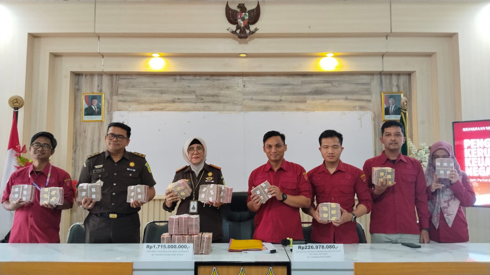 Kajari Karanganyar Era Indah Soraya (tiga dari kiri) beserta jajaran menunjukkan uang hasil pengembalian kerugian negara dari dua terdakwa kasus korupsi. (Rudi Hartono/Radar Solo)
