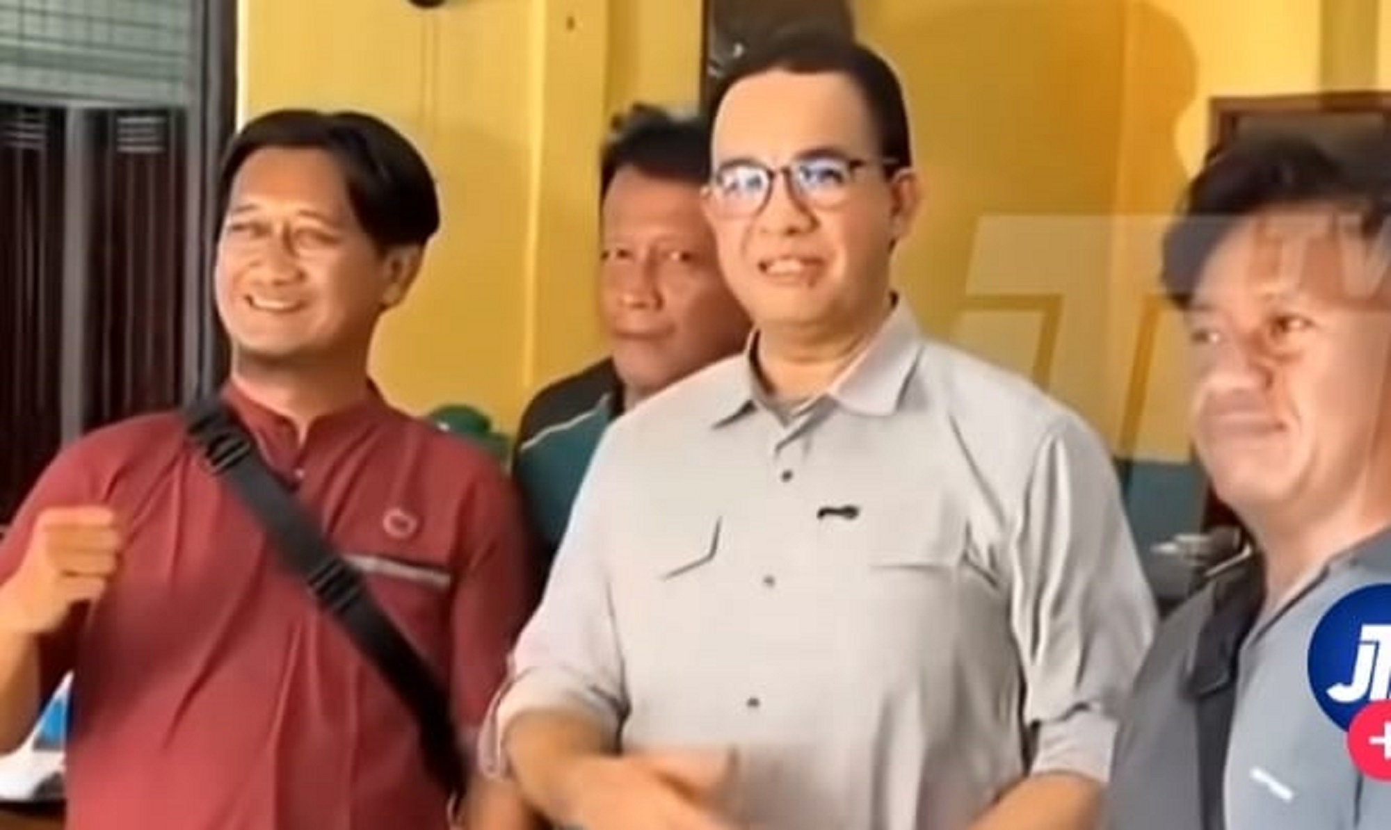 Tangkapan layar video viral Anies Baswedan berfoto dengan sejumlah anggota intel Kodim 0727 Karanganyar.(Istimewa)