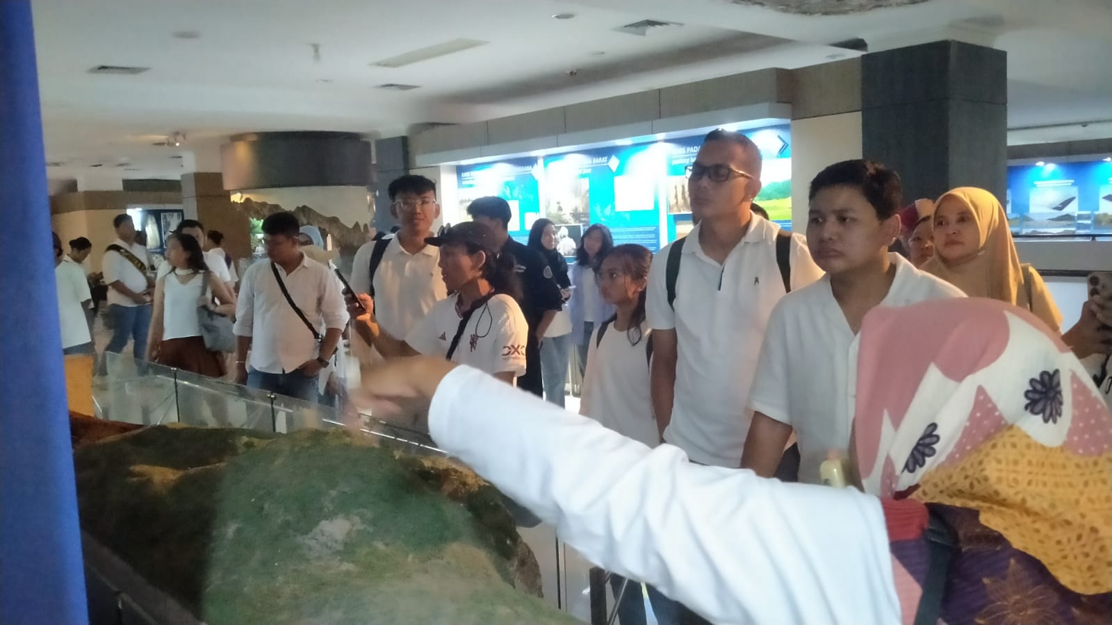 Peserta Wonogiri Historical Trip saat berkunjung ke Museum Karst, Minggu (1/2/2026).