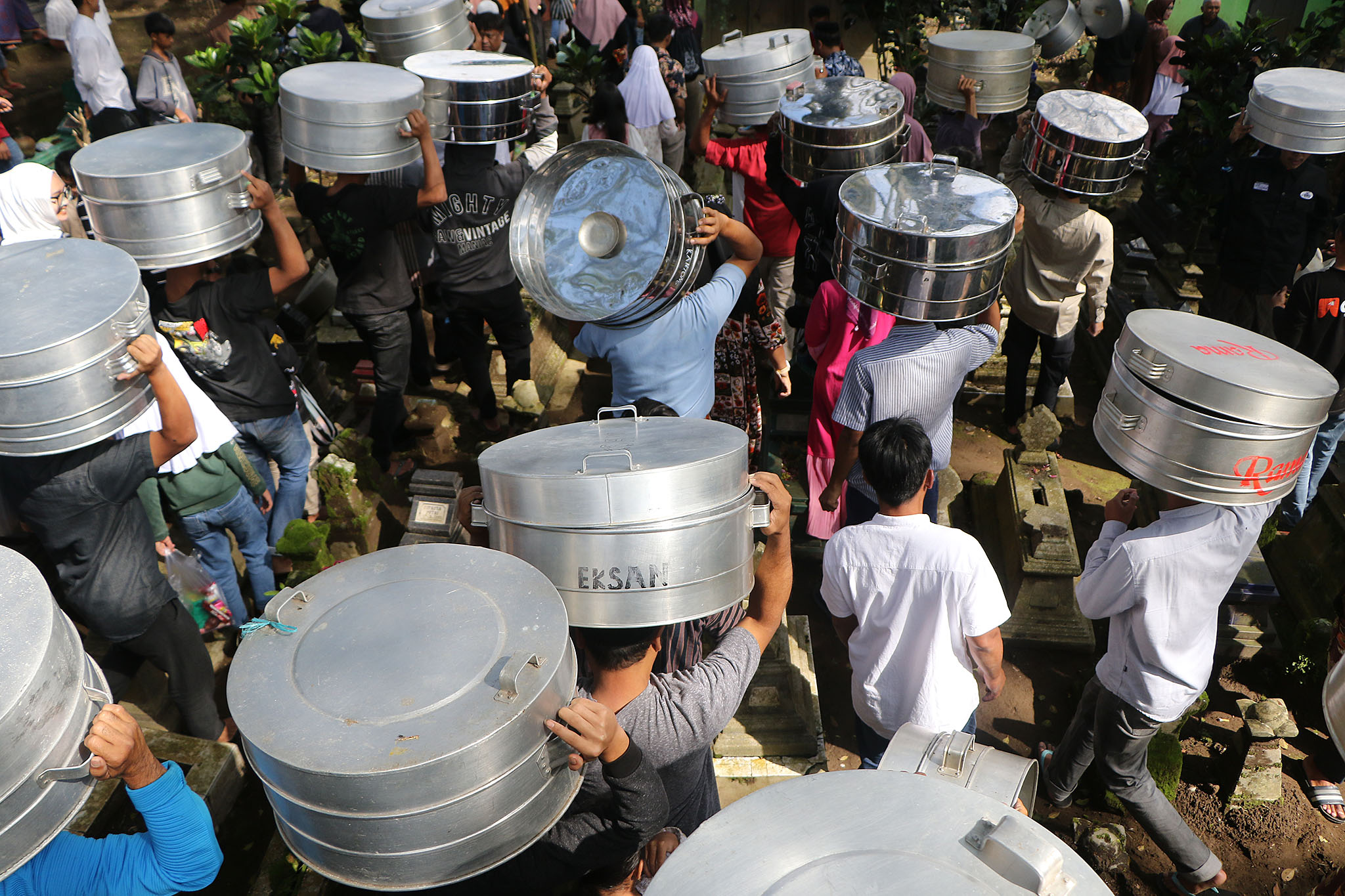 Tradisi sadranan di Desa Sukabumi, Kecamatan Cepogo, Boyolali dengan membawa tenong berisi aneka makanan ke makam, Rabu (4/2/2026).
