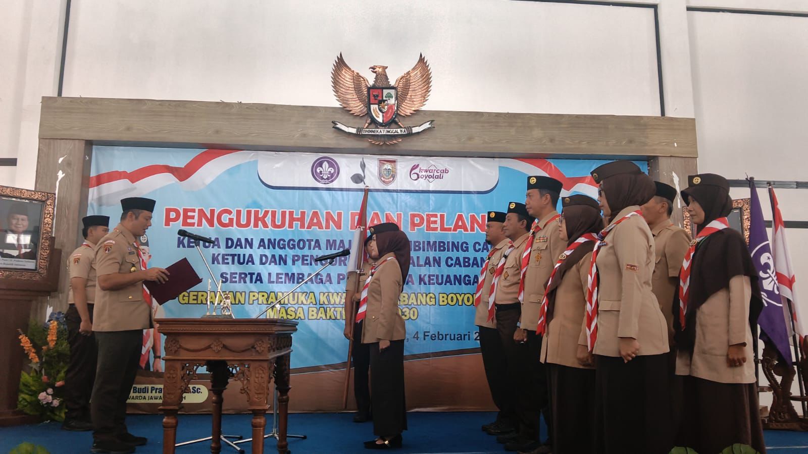 Kamabicab Boyolali Agus Irawan melantik ketua Kwarcab Boyolali Dwi Fajar Nirwana.