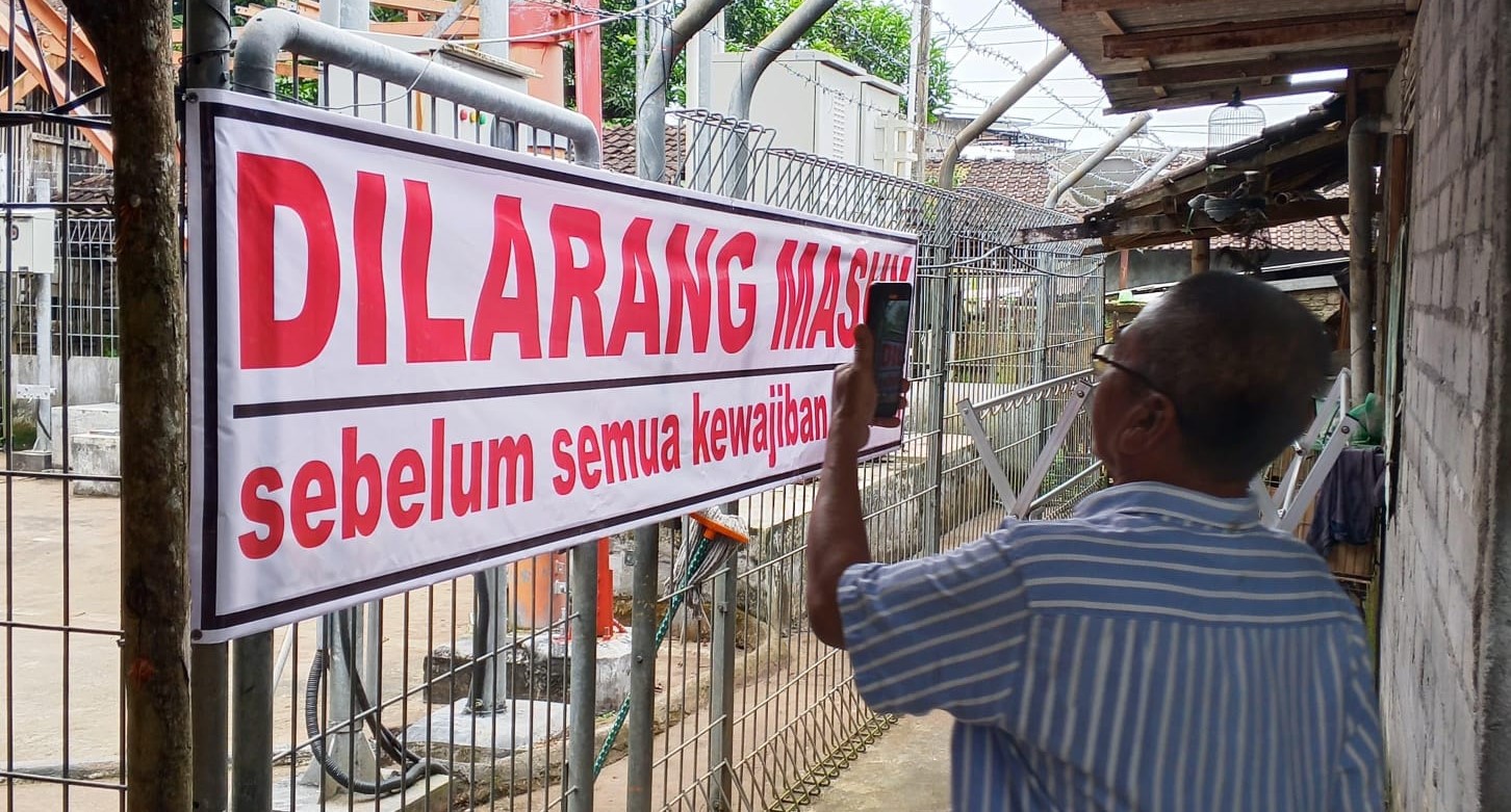 Warga menyegel tower di Dusun Giribelah RT 01 RW 07 Desa Jatirejo, Kecamatan Giritontro, Wonogiri belum lama ini.