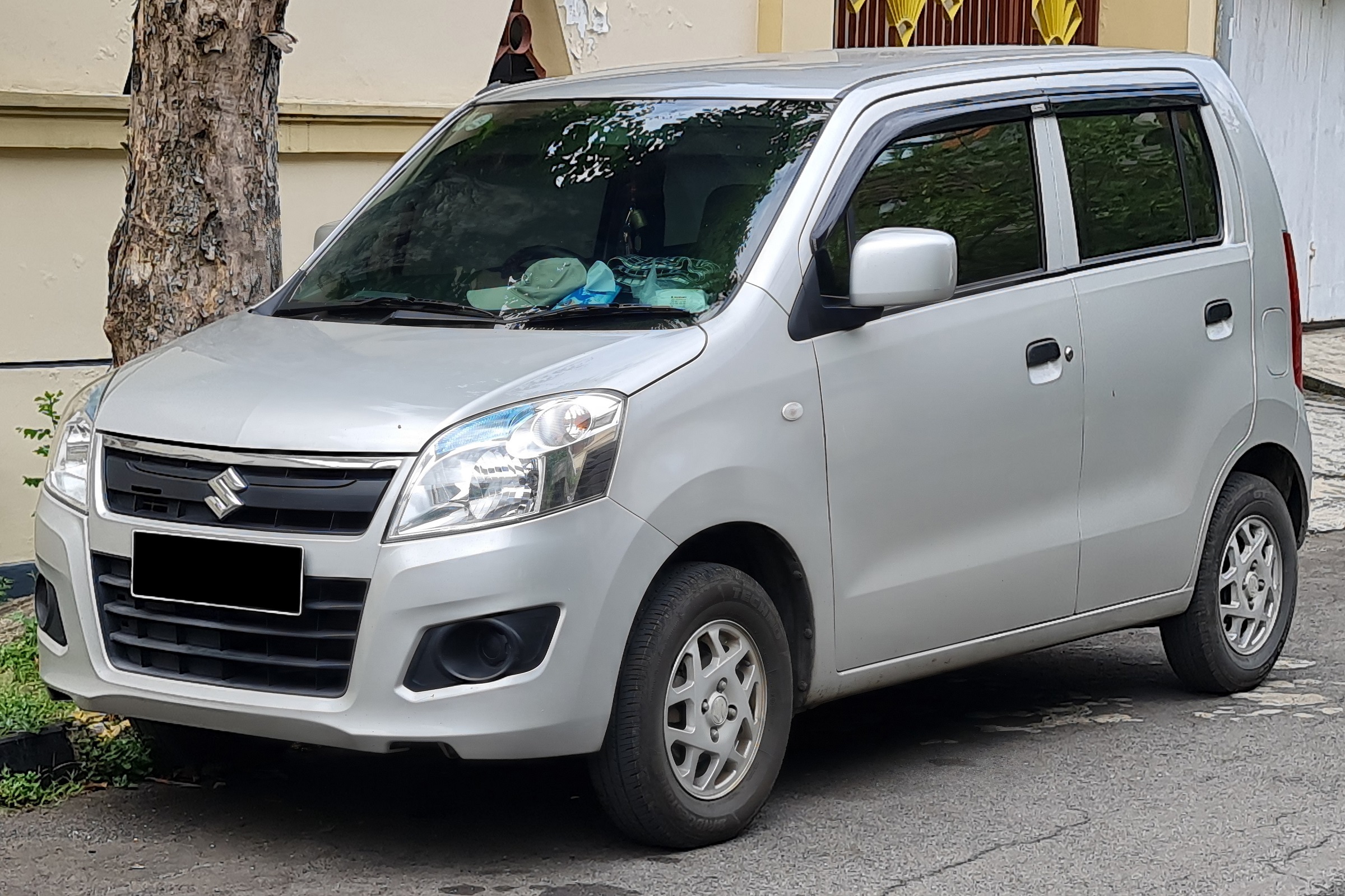 Temukan 5 mobil irit dengan sparepart melimpah, jarang bengkel, dan mudah servis untuk kebutuhan harian Anda.