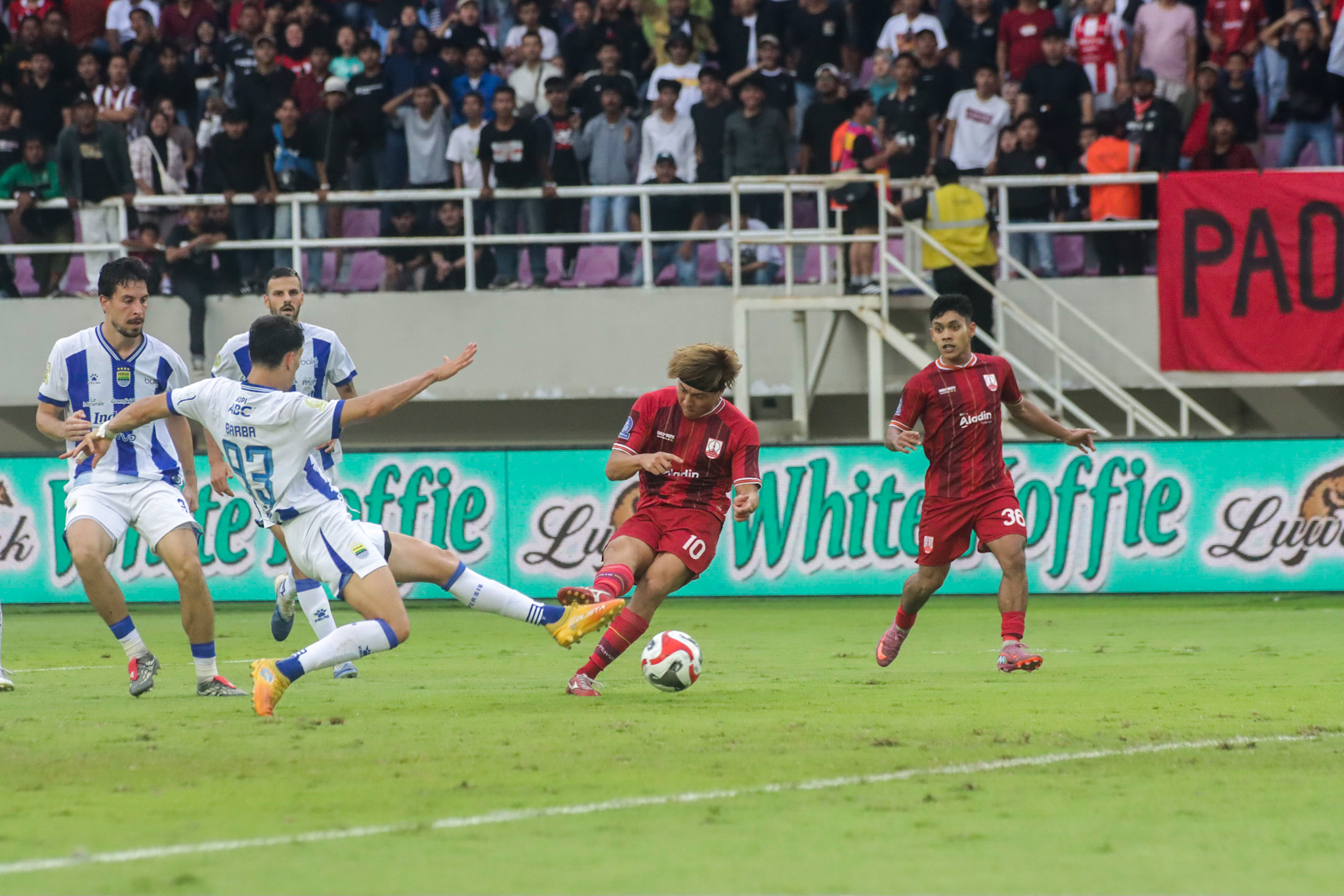 JADI TANDA TANYA: Striker Persis Solo Kodai Tanaka melawan Persib Bandung di Stadion Manahan (31/1/2026).