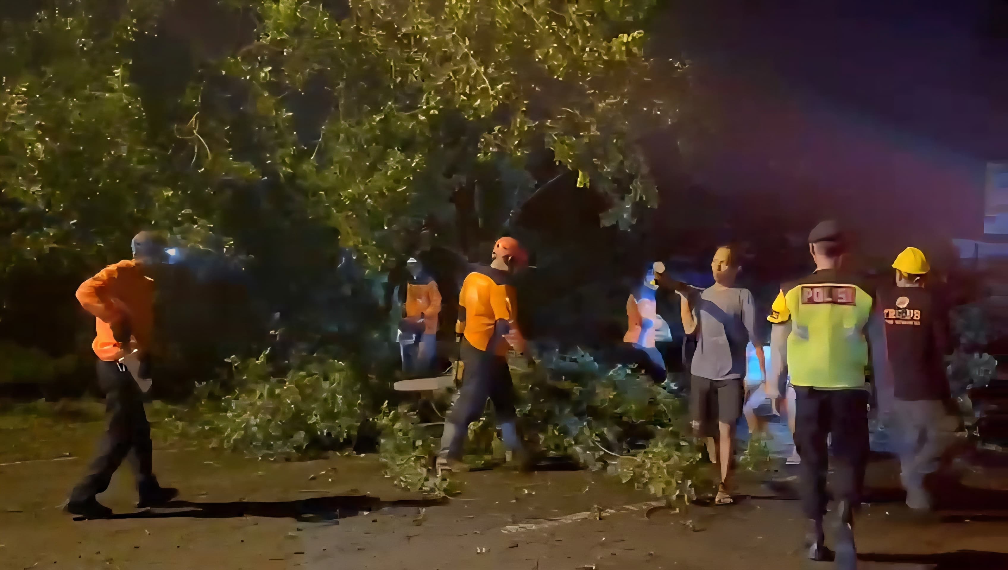 Pemangkasan pohon tumbang di Desa Purworejo, Kecamatan Wonogiri Kota, Rabu (4/2/2026) malam.