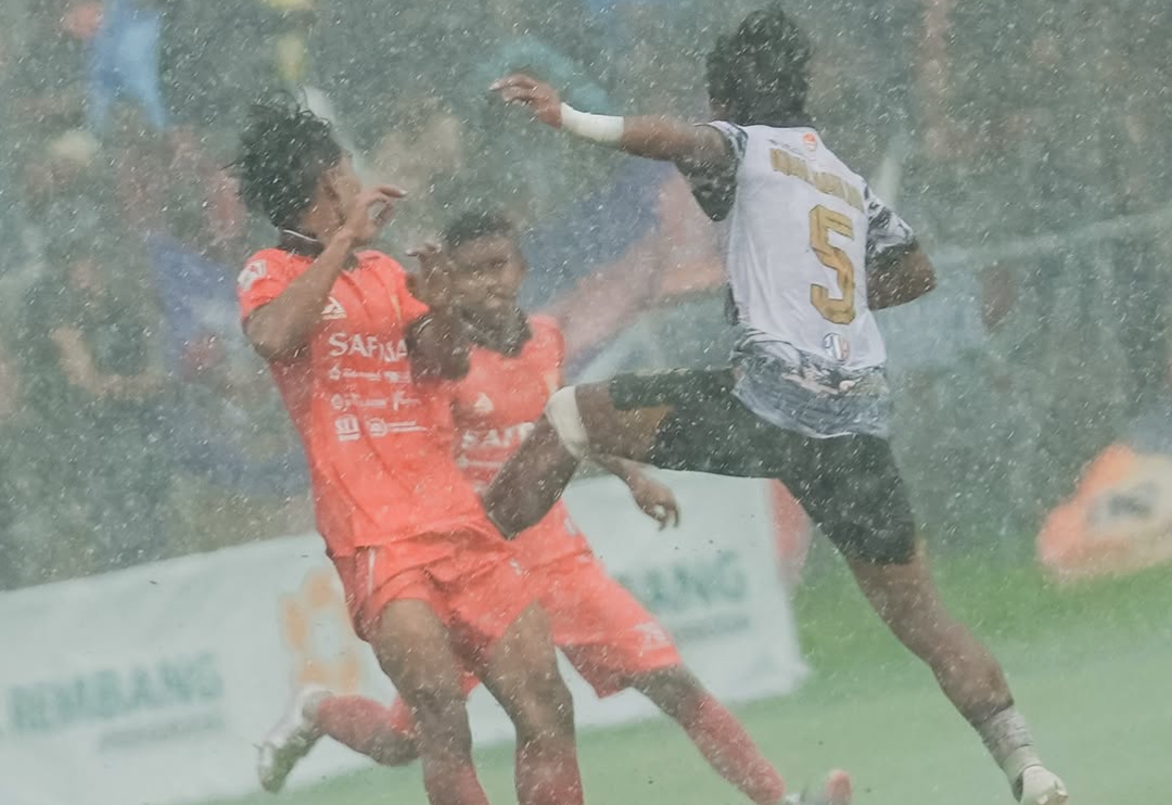 Laga PSIR Rembang melawan Persebi Boyolali di Stadion Krida Rembang, Rabu sore (4/2/2026) yang terhenti karena hujan.