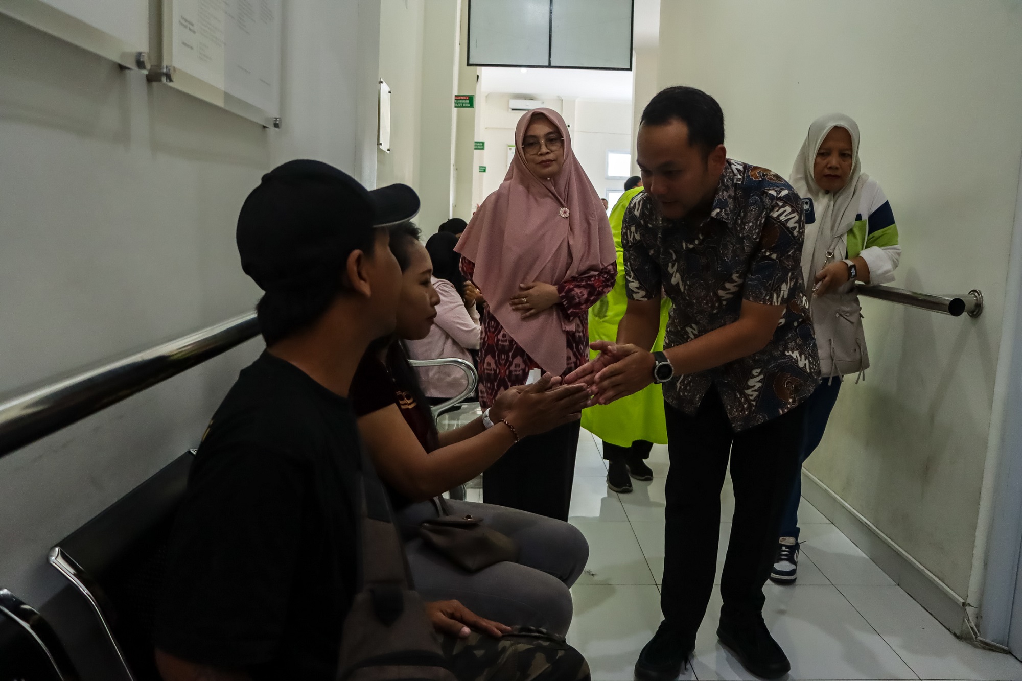 Wali Kota Solo Respati Ardi sidak salah satu puskesmas. (M Ihsan/Radar Solo)