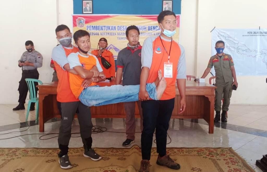 Personel BPBD Karanganyar memberi pelatihan relawan di Desa Nglegok, Kecamatan Ngargoyoso. Hingga kini sudah ada 49 destana di Karanganyar. (Rudi Hartono/Radar Solo)